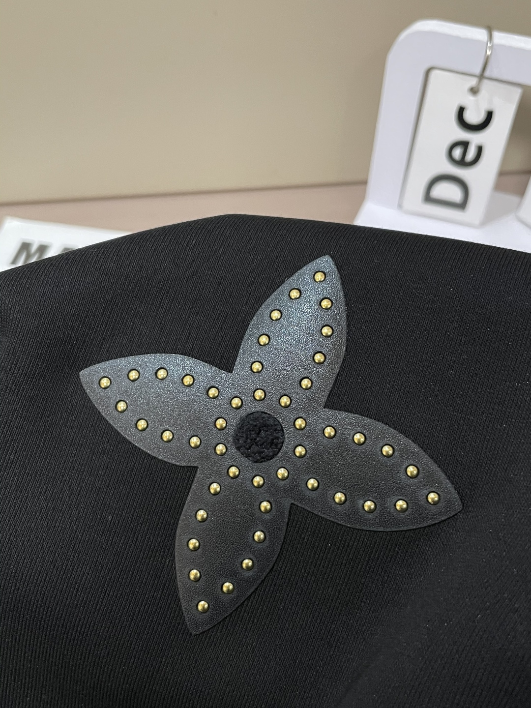 Lv 套头圆领卫衣；经典套头男女同款，简约大气系列单品，低调奢华大气百搭款！卫衣选用客供100%高克重棉