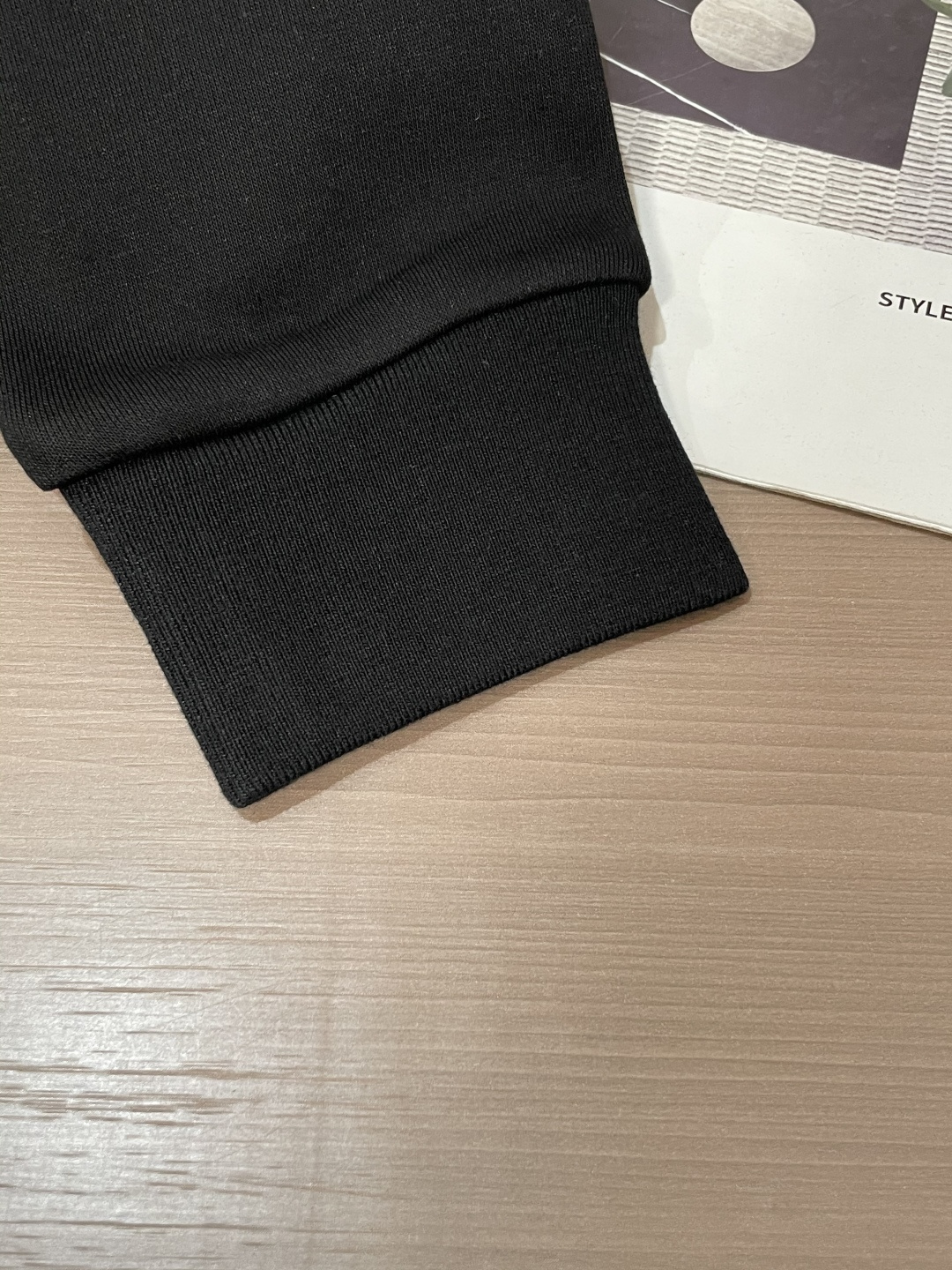 Lv 套头圆领卫衣；经典套头男女同款，简约大气系列单品，低调奢华大气百搭款！卫衣选用客供100%高克重棉