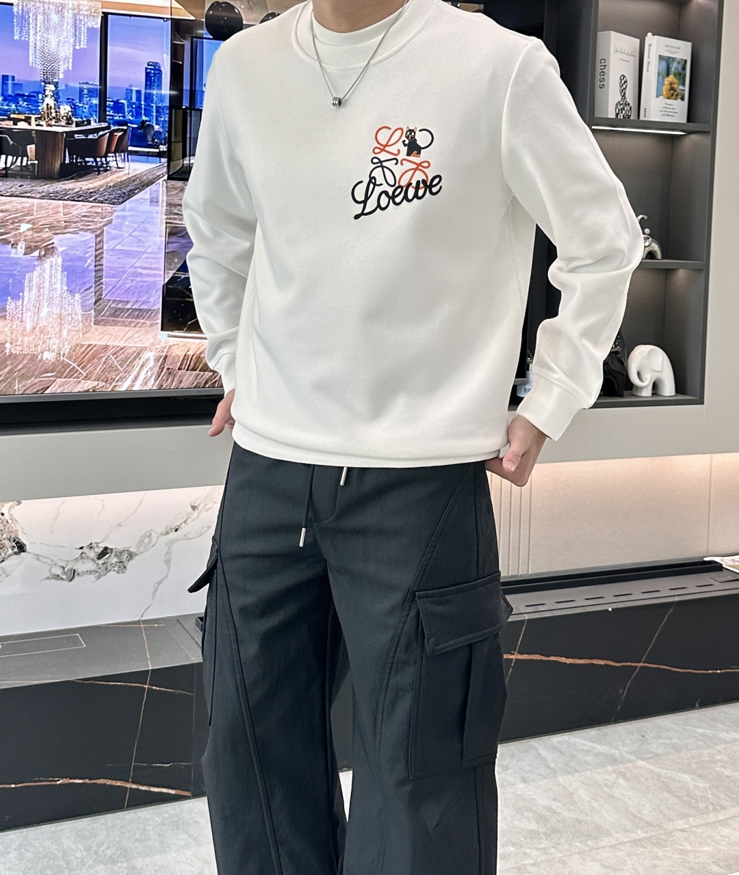 Loewe 套头圆领卫衣；经典套头男女同款，简约大气系列单品，低调奢华大气百搭款！卫衣选用客供100%高