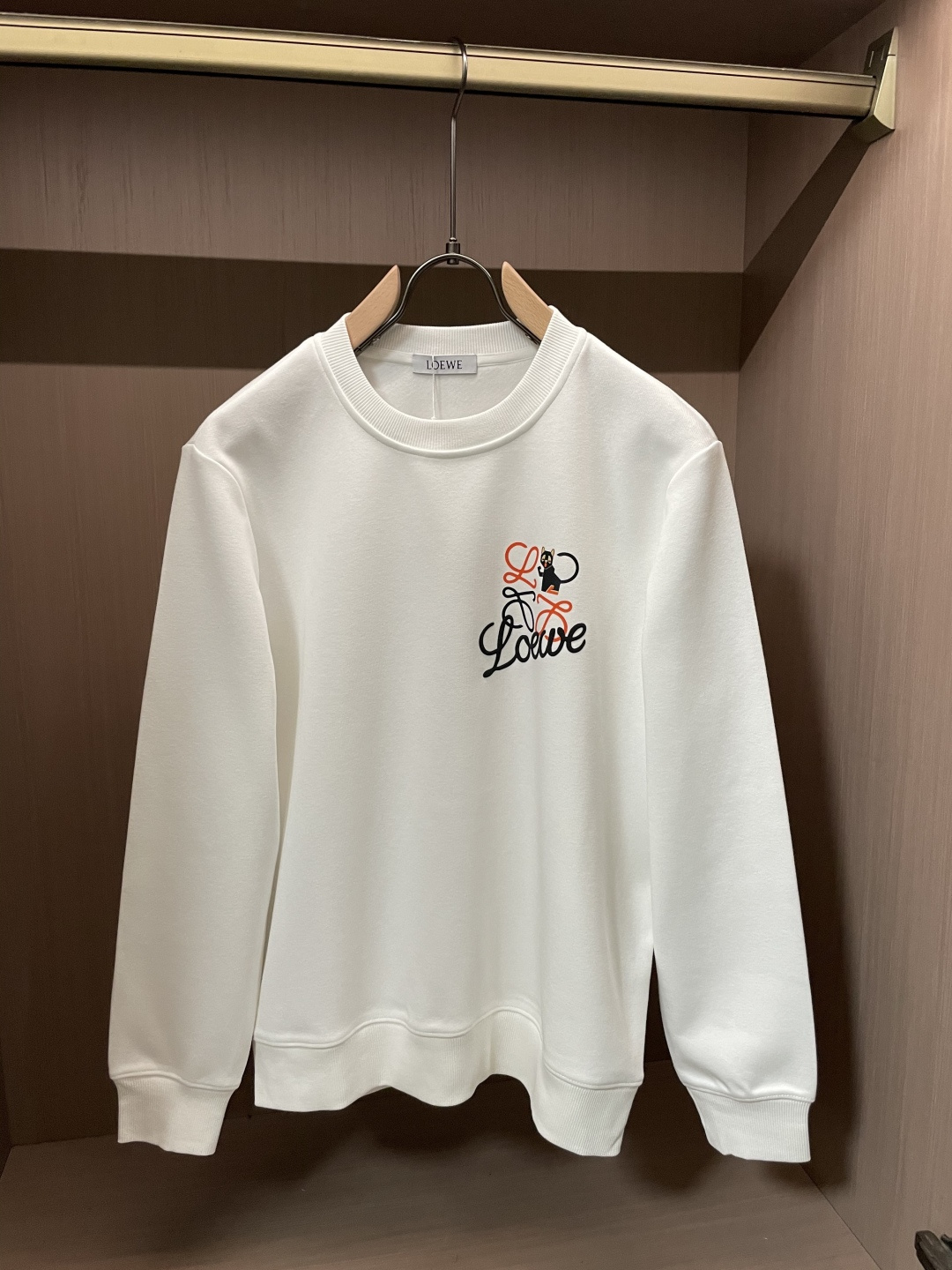 Loewe 套头圆领卫衣；经典套头男女同款，简约大气系列单品，低调奢华大气百搭款！卫衣选用客供100%高