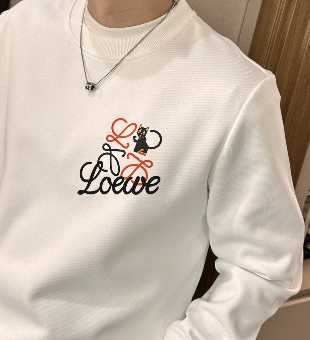 Loewe 套头圆领卫衣；经典套头男女同款，简约大气系列单品，低调奢华大气百搭款！卫衣选用客供100%高