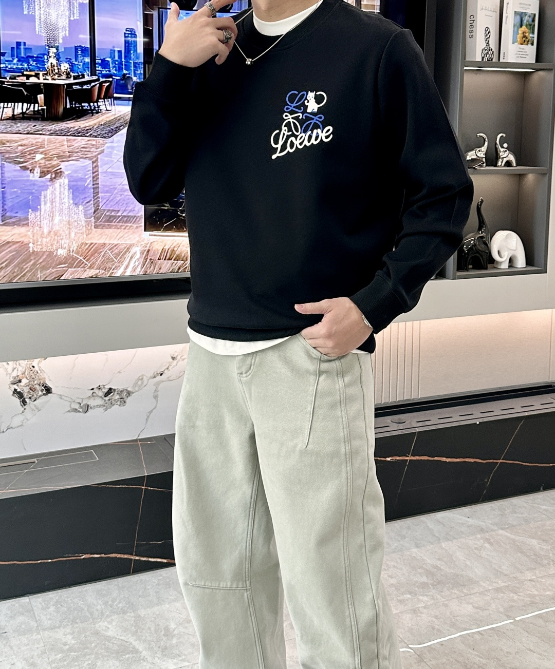 Loewe 套头圆领卫衣；经典套头男女同款，简约大气系列单品，低调奢华大气百搭款！卫衣选用客供100%高