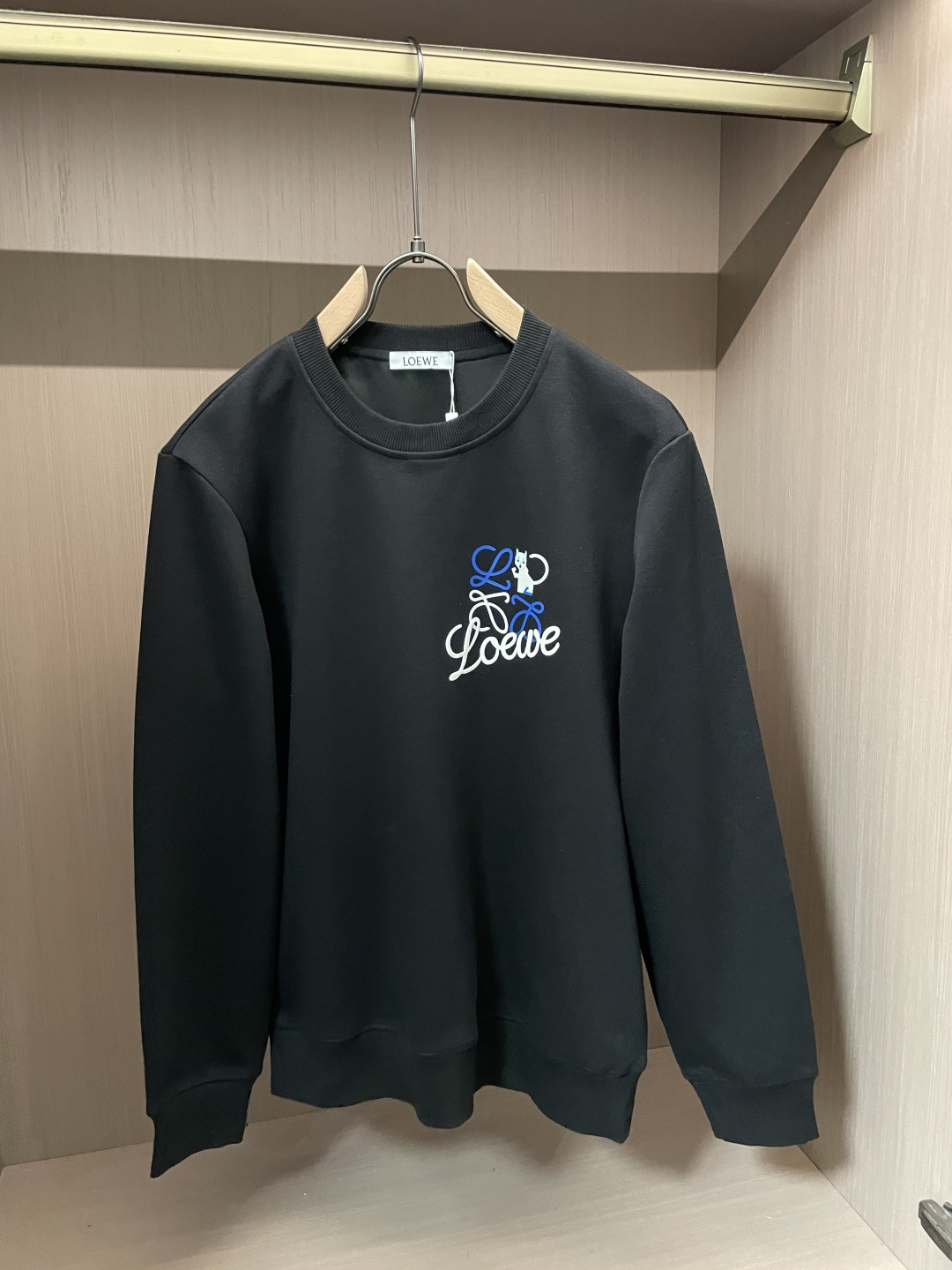 Loewe 套头圆领卫衣；经典套头男女同款，简约大气系列单品，低调奢华大气百搭款！卫衣选用客供100%高