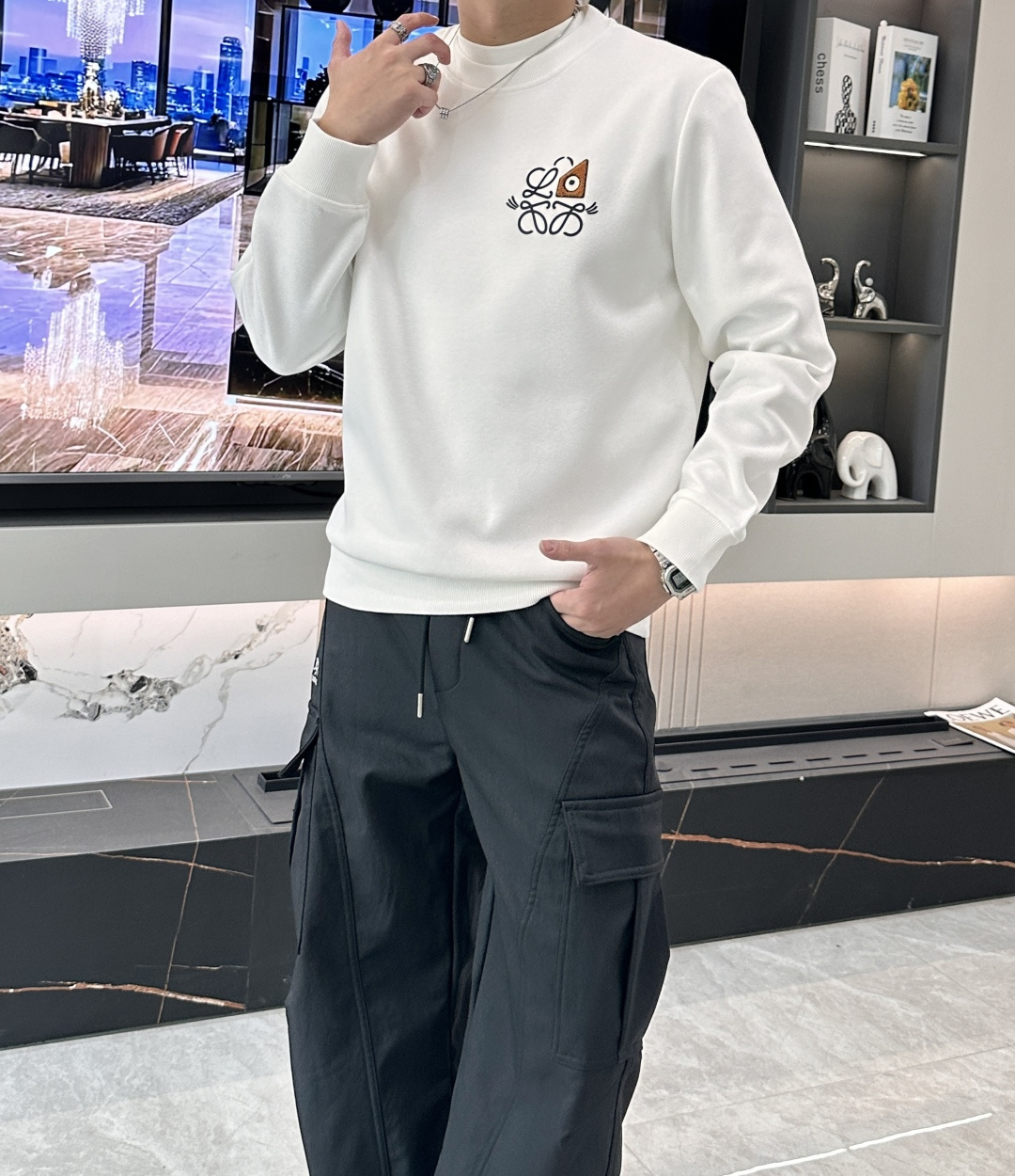 Loewe 套头圆领卫衣；经典套头男女同款，简约大气系列单品，低调奢华大气百搭款！卫衣选用客供100%高