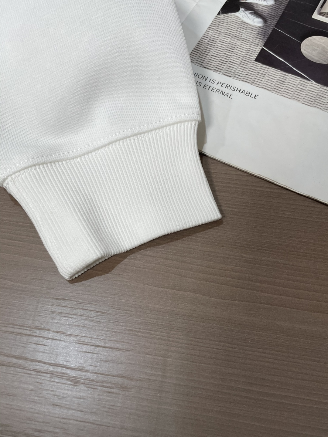 Loewe 套头圆领卫衣；经典套头男女同款，简约大气系列单品，低调奢华大气百搭款！卫衣选用客供100%高