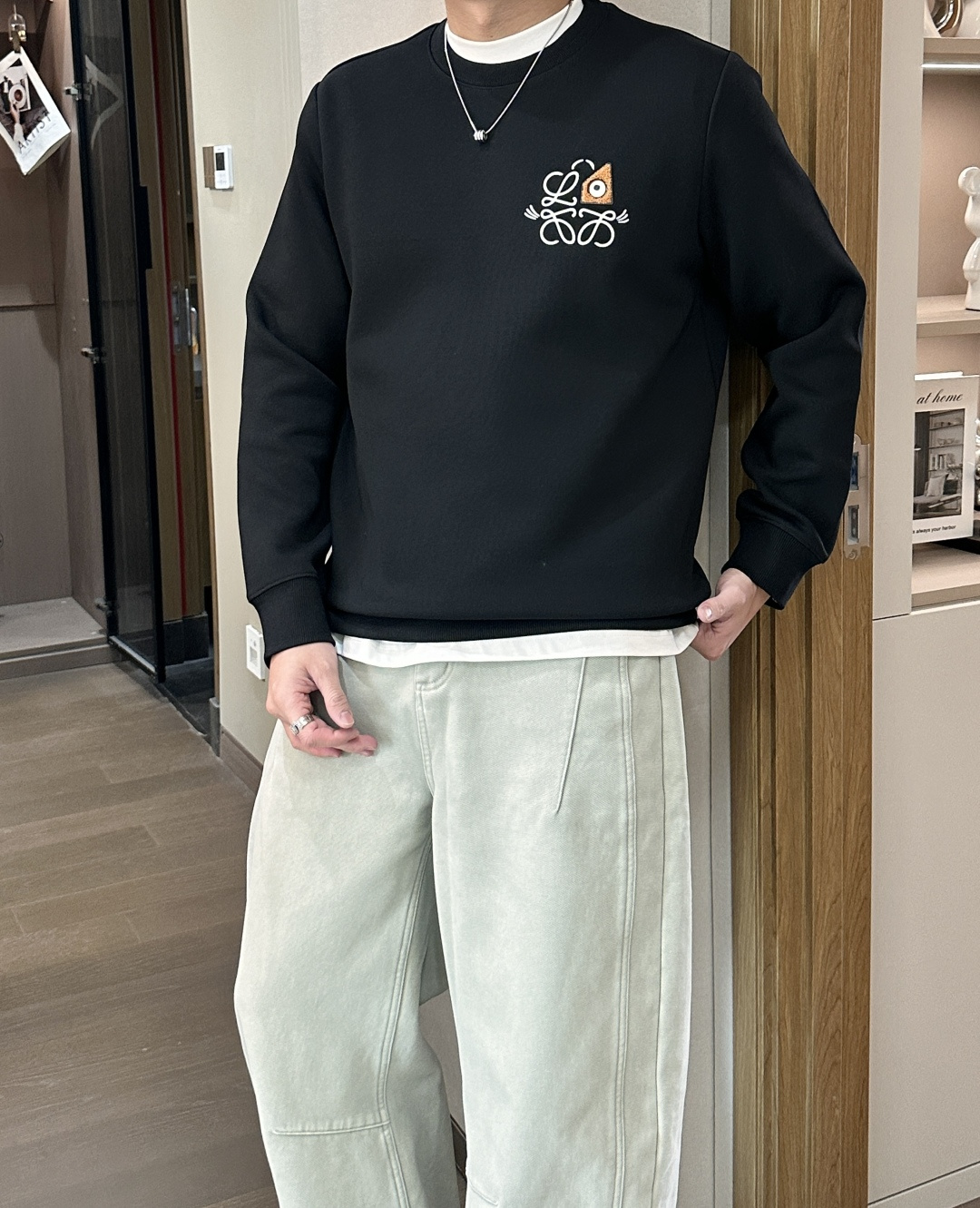 Loewe 套头圆领卫衣；经典套头男女同款，简约大气系列单品，低调奢华大气百搭款！卫衣选用客供100%高