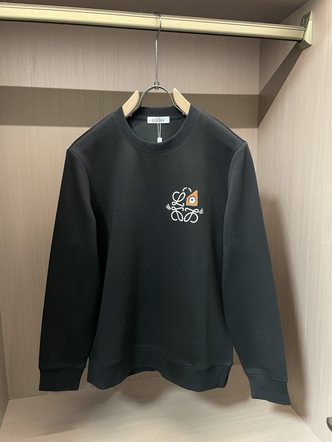 Loewe 套头圆领卫衣；经典套头男女同款，简约大气系列单品，低调奢华大气百搭款！卫衣选用客供100%高