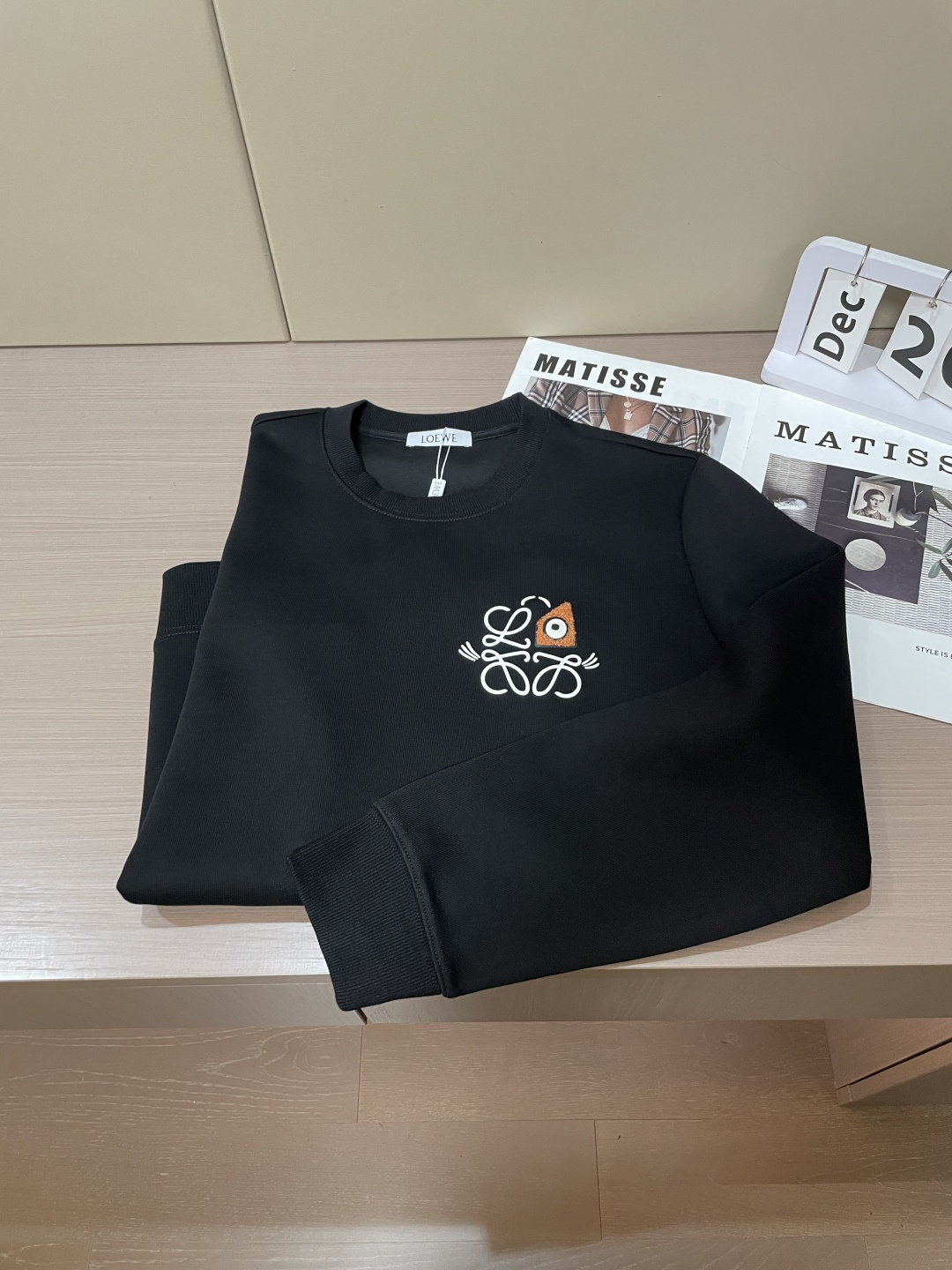 Loewe 套头圆领卫衣；经典套头男女同款，简约大气系列单品，低调奢华大气百搭款！卫衣选用客供100%高