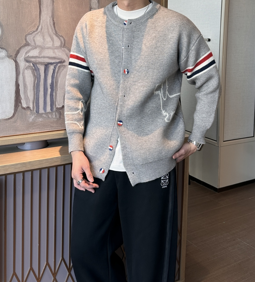 支持年后 TB FW25秋冬新品经典开衫毛衣-对色定染羊毛混纺棉纱线，高克重高密度超高品质，毛料柔软细腻