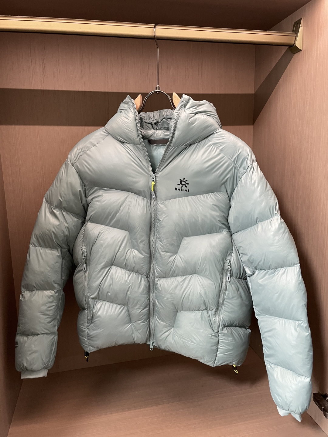 NO:686050,KAILAS 5000GT Puffer Jacket | KAILAS 5000GT Puffer Jacket Core insulation 260g high weight down cotton filling, efficient temperature locking in -20°C low temperature environment, lightweight design without pressure on the upper body Fabric performance Zero-G ultra-light windproof fabric with DWR water-repellent treatment, can directly cope with daily light rain and snow weather, diamond quilting can also prevent cotton material from clumping  Design Highlights: The hooded stand-up collar is compatible with outdoor helmets. The drawstring at the hem can be adjusted for wind protection with one hand. The contrast zipper embellishment adds a sense of fashion. The loose puff silhouette can modify the body shape. M-3XL is covered in all sizes, and large-size bodies can also find a suitable fit. Scene adaptation is suitable for high-altitude light hiking, snow mountain camping and other outdoor scenes. It can also be paired with jeans and casual wear to create urban fashion. It is very practical to wear multiple clothes, down jacket, hats,19860909KAILAS凯乐石5000GT泡芙棉服 | KAILAS 5000GT Puffer Jacket 核心保暖260g高克重羽绒棉填充,-20℃低温环境下高效锁温,轻量设计上身无压感 面料性能Zero-G超轻防风面料搭配DWR防泼水处理,日常小雨雪天气可直接应对,菱格绗缝还能避免棉料结块 设计亮点连帽立领一体造型兼容户外头盔,下摆抽绳可单手调节防风,撞色拉链点缀增添潮流感 版型尺码宽松泡芙廓形能修饰身形,M-3XL全码覆盖,大码身形也能找到贴合的版型 场景适配适配高海拔轻徒步、雪山露营等户外场景,也能搭配牛仔、休闲装打造城市潮搭,一衣多穿实用性强,,down jacket,hats,,Men's clothing