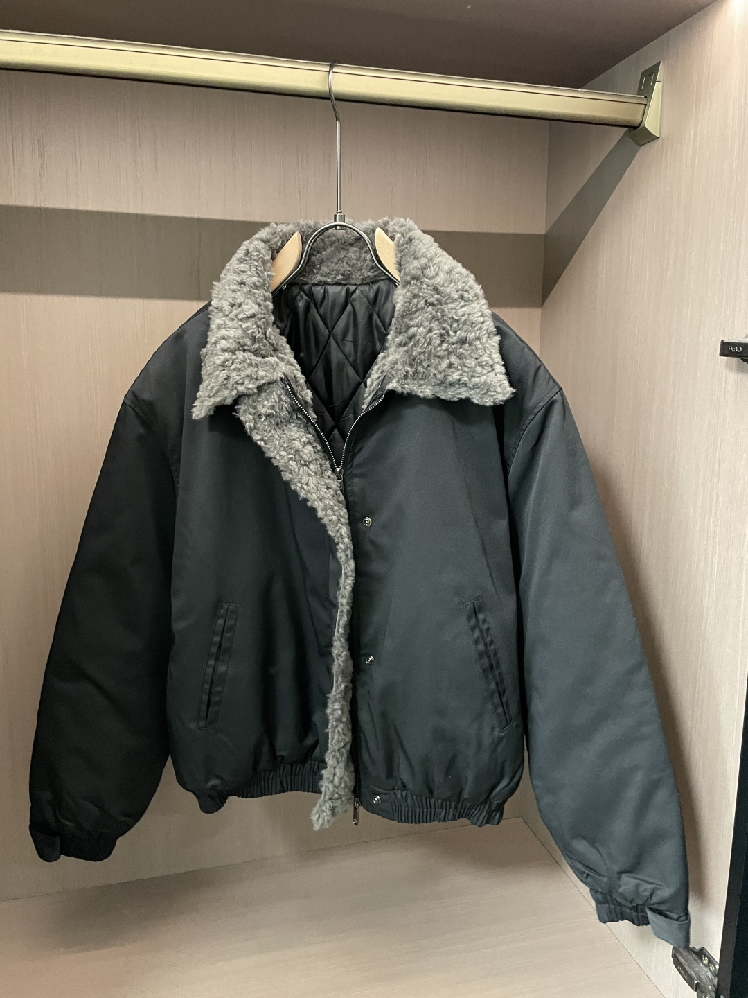 NO:686045,BALENCIAGA Balenciaga rabbit fur collar bomber cotton jacket. It is warm and equipped with 320g high-weight cotton filling. Rabbit fur lapels soften the skin and lock in temperature, and provide full warmth in low-temperature days. The fabric technology is matte windproof fabric, which is wear-resistant and wrinkle-resistant. The rhombus quilted lining prevents clumping and remains fluffy after long-term wear. Design details: classic bomber jacket silhouette, rabbit fur lapels are detachable, ribbed hem is windproof  The size is loose and dropped shoulders are not flattering on the body shape. It covers all sizes from M-2XL and can be accurately adapted to large sizes. It is suitable for commuting with sweatshirts and sweaters. The rabbit fur collar creates a retro high street style, a must-have for light luxury wear in autumn and winter. Balenciaga, balenciaga, hoodie, sweatshirts, jackets & coats, sweaters,19860909BALENCIAGA巴黎世家兔毛领飞行员棉服 保暖配置320g高克重棉填充,兔毛翻领柔肤锁温,低温天保暖性拉满 面料工艺哑光防风面料耐磨抗皱,菱格夹棉内里防结块,久穿依旧蓬松 设计细节经典飞行员夹克廓形,兔毛翻领可拆卸,下摆罗纹收束防风 版型尺码宽松落肩剪裁不挑身形,M-2XL全码覆盖,大码也能精准适配 穿搭适配通勤搭卫衣、毛衣都合适,兔毛领打造复古高街风,秋冬轻奢穿搭必备,,balenciaga,balenciaga,hoodie,sweatshirts,jackets & coats,sweaters,,Men's clothing