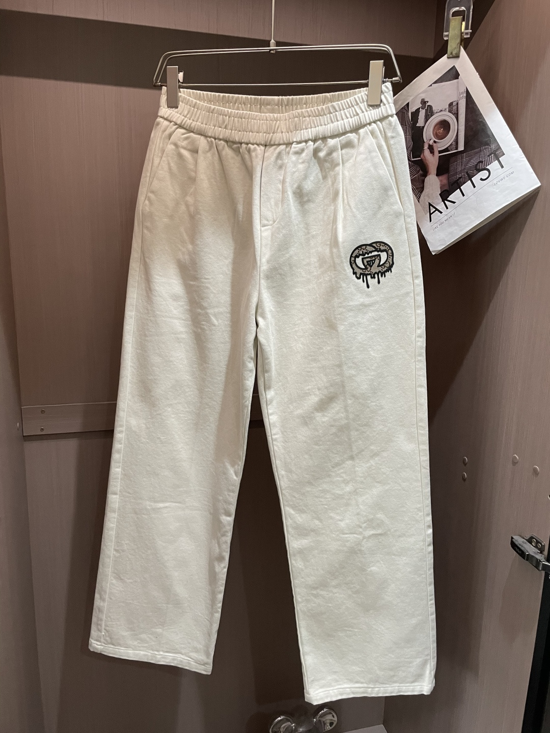 NO:686032,GUCCI Gucci plus velvet and thickened French old-money style pleated Shaka casual trousers for men. The fabric is warm and velvet and thickened Shaka fabric. The outer layer is stiff and wear-resistant, and the inner suede is skin-friendly and heat-locking. It is suitable for winter wear. The detailed design of the trousers is pleated to increase the three-dimensional effect. The double G logo embroidery highlights the brand attributes. The elastic waistband is easy to put on and take off. The version features straight-leg trousers cut, combining casual and formal texture, modifying the leg shape without picking up the figure.  Sizes cover M-2XL, all sizes are available, moderate looseness, suitable for different body shapes. Wear with sweaters and sweatshirts to create a daily casual style. Pair with suit jackets to create a sophisticated and old-money style. Versatile in winter, gucci, gucci, hoodie, sweatshirts, jackets & coats, sweaters, business suit,19860909GUCCI古驰加绒加厚法式老钱风打褶沙卡休闲西裤男 面料保暖加绒加厚沙卡面料,外层挺括耐磨,内里绒面亲肤锁温,适配冬季穿着 细节设计裤身打褶增加立体感,双G徽标刺绣点缀彰显品牌属性,松紧腰头穿脱便捷 版型特点直筒西裤剪裁,兼顾休闲随性与正装质感,修饰腿型不挑身材 尺码覆盖M-2XL全码可选,宽松度适中,不同身形都能适配 穿搭场景搭毛衣、卫衣打造日常休闲风,配西装外套演绎轻熟老钱范,冬季多场景百搭,,gucci,gucci,hoodie,sweatshirts,jackets & coats,sweaters,business suit,,Men's clothing