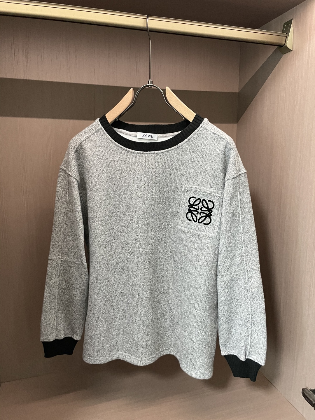 NO:686028,LOEWE Winter Classic Anagram Logo Loose Round Neck Sweatshirt for Men ●The fabric technology uses brand-customized heavyweight knitted fabrics, which are soft and skin-friendly, crisp and stylish, and the thickness is suitable for winter wear. It is not easy to pill or deform after long-term wear, and has outstanding durability. ●The brand logo body pocket is decorated with LOEWE's iconic Anagram monogram logo, which is a classic visual symbol of the brand and low-key highlights its high-end luxury status.  ●The version design adopts the brand's classic loose shoulder cut, which takes into account both comfort and style. It is not flattering to the body shape and can naturally modify the shoulders, neck and body lines. ●Detailed processing of contrasting ribbed round neck and cuff design enhances the overall sense of layering. It is easy to put on and take off and not easy to loosen. The details show the brand craftsmanship.  ●Size and Outfit Covers all sizes from M-3XL. Wear it alone to create a light and luxurious casual look. Wear it layered with coats and suits. It is suitable for a variety of high-end dressing scenes in winter. loewe, loewe, hoodie, sweatshirts, business suit,19860909LOEWE罗意威冬季经典Anagram标识宽松圆领卫衣男 ●面料工艺选用品牌定制重磅针织面料,软糯亲肤且挺括有型,厚实度适配冬季穿着,久穿不易起球、变形,耐穿性出众 ●品牌标识衣身口袋处饰有罗意威标志性Anagram交织字母标识,是品牌经典视觉符号,低调凸显高奢身份 ●版型设计采用品牌经典的宽松落肩剪裁,兼顾舒适度与造型感,不挑身形,能自然修饰肩颈与身形线条 ●细节处理撞色罗纹圆领与袖口设计,提升整体层次感,穿脱方便且不易松垮,细节处尽显品牌工艺 ●尺码与穿搭M-3XL全码覆盖,单穿可打造轻奢休闲造型,内搭叠穿大衣、西装,适配冬季多种高阶穿搭场景,,loewe,loewe,hoodie,sweatshirts,business suit,,Men's clothing