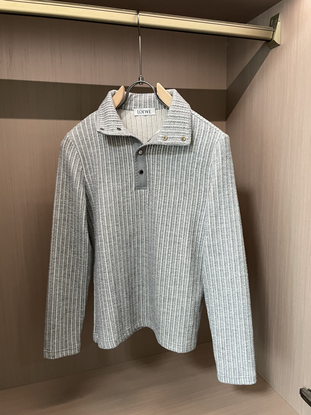 NO:686023,LOEWE's high-end Z-stitch striped stand-collar pullover sweater for men ▏The fabric technology adopts brand-customized Z-stitch striped knitted fabric. The texture is three-dimensional and textured. It is soft and skin-friendly and has warmth retention. It is comfortable to wear in winter without pricking the skin and will not be easily deformed after long-term wear. ▏Design details Half-open stand-up collar with metal snap button design, which improves the convenience of putting on and taking off while adding a sense of sophistication. The vertical stripe texture stretches the vision vertically to create a clean line.  ▏Features of the version: Fitted and tailored to fit the body shape but not tight, taking into account both comfort and style, you can easily control a variety of styles from casual to light business, regardless of your figure. ▏Sizes cover M-2XL, all sizes are available, the looseness is suitable for most body shapes, and you can find a suitable wearing effect for different body types.  ▏Wear alone to create a light and luxurious daily look. Pair a shirt with a coat or suit. Suitable for both high-end commuting and casual styles in winter.,loewe,loewe,shirts,business suit,19860909LOEWE罗意威高级感Z针条纹立领套头针织衫男 ▏面料工艺采用品牌定制Z针条纹针织面料,纹理立体有质感,软糯亲肤且兼具保暖性,冬季穿着舒适不扎肤,久穿不易变形 ▏设计细节半开襟立领搭配金属按扣设计,提升穿脱便利性的同时增添精致感,竖条纹肌理纵向拉伸视觉,打造利落线条感 ▏版型特点合身剪裁贴合身形却不紧绷,兼顾舒适度与造型感,轻松驾驭休闲与轻商务多种风格,不挑身材 ▏尺码覆盖M-2XL全码可选,宽松度适配多数身形,不同体型都能找到合适的穿着效果 ▏穿搭场景单穿打造轻奢日常造型,内搭衬衫叠穿大衣或西装,冬季高阶通勤与休闲风格均可适配,,loewe,loewe,shirts,business suit,,Men's clothing