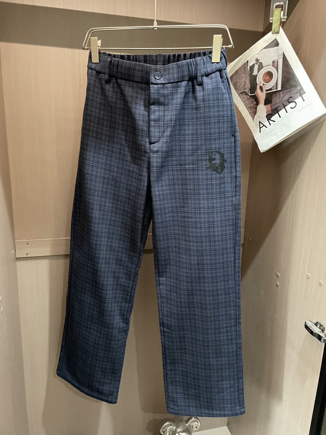 NO:686020,DIOR American retro plaid label thickened loose straight casual pants for men. The fabric texture is made of autumn and winter thickened plaid fabric. The dark texture creates rich layers, stiff and wear-resistant, and has warmth retention. It has a full American retro atmosphere and is suitable for daily wear in winter. The detailed design of the trousers is decorated with the brand's classic letter label, which is low-key and highlights the high luxury recognition. The semi-elastic waistband with button placket is easy to put on and take off and fits the waist shape. It is both practical and beautiful.  Features of the version: The loose straight cut does not pick up on the leg shape. It can modify the leg lines, hide the muscles and make the body slimmer. It has a lazy and casual American retro temperament when walking. The sizes cover M-2XL and are available in all sizes. It is moderately loose and can provide a comfortable wearing experience for different body shapes. Wear it with sweatshirts and sweaters to create an American casual style. Pair it with a suit jacket to create a light and sophisticated retro style. It can be easily adapted to many winter scenes, dior, dior, hoodie, sweatshirts, jackets &  coats, business suits,19860909DIOR迪奥美式复古格纹贴标加厚宽松直筒休闲裤男 面料质感选用秋冬加厚格纹面料,暗纹肌理打造丰富层次,挺括耐磨还兼具保暖性,美式复古氛围感拉满,适配冬季日常穿搭 细节设计裤身饰品牌经典字母贴标,低调凸显高奢辨识度；半松紧腰头配纽扣门襟,穿脱方便且贴合腰型,实用与颜值兼备 版型特点宽松直筒剪裁不挑腿型,能修饰腿部线条,藏肉显瘦,行走间自带慵懒随性的美式复古气质 尺码覆盖M-2XL全码可选,宽松度适中,不同身形都能获得舒适的穿着体验 穿搭场景搭配卫衣、针织衫打造美式休闲风,搭配西装外套演绎轻熟复古范,冬季多场景都能轻松适配,,dior,dior,hoodie,sweatshirts,jackets & coats,business suit,,Men's clothing
