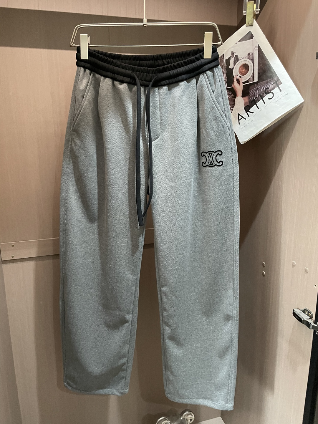 NO:686015,CELINE winter contrast waistband embroidery logo scimitar straight thermal casual pants for men. Fabric features are made of winter thickened warm fabric, soft and skin-friendly, moderately stiff and wrinkle-free, with good temperature locking effect, suitable for the warmth needs of daily wear in autumn and winter. Contrast color elastic drawstring waistband creates a visual hierarchy, easy to put on and take off, and the waist can be freely adjusted; the pants are embellished with the brand's classic Triomphe Arc de Triomphe embroidered logo, low-key and high-end recognition.  Highlights of the version: The scimitar straight cut fits ergonomics, does not pick on the leg shape, can modify the leg lines, is just right in looseness, and has a casual and trendy feel when walking. The size selection is M-3XL, which covers all sizes. You can find a suitable size for different body shapes. The loose version is highly tolerant to all types of body shapes.  Wear the scene with sweatshirts and sweaters to create a minimalist casual style. Pair with jackets and cotton clothes to create a trendy everyday style. It can be easily matched with various styles in autumn and winter, celine, celine, hoodie, sweatshirts, jackets & coats,19860909CELINE赛琳冬季撞色腰头刺绣徽标弯刀直筒保暖休闲裤男 面料特性采用冬季加厚保暖面料,触感软糯亲肤,挺括度适中不易皱,锁温效果佳,适配秋冬日常穿着的保暖需求 细节设计撞色松紧抽绳腰头打造视觉层次,穿脱便捷且可自由调节腰围；裤身缀品牌经典Triomphe凯旋门刺绣徽标,低调彰显高奢辨识度 版型亮点弯刀直筒剪裁贴合人体工学,不挑腿型,能修饰腿部线条,宽松度恰到好处,行走间自带随性潮流感 尺码选择M-3XL全码覆盖,不同身形都能找到适配的尺寸,宽松版型对各类身材包容度高 穿搭场景搭配卫衣、针织衫打造极简休闲风,配夹克、棉服演绎潮流日常范,秋冬多风格造型都能轻松搭配,,celine,celine,hoodie,sweatshirts,jackets & coats,,Men's clothing