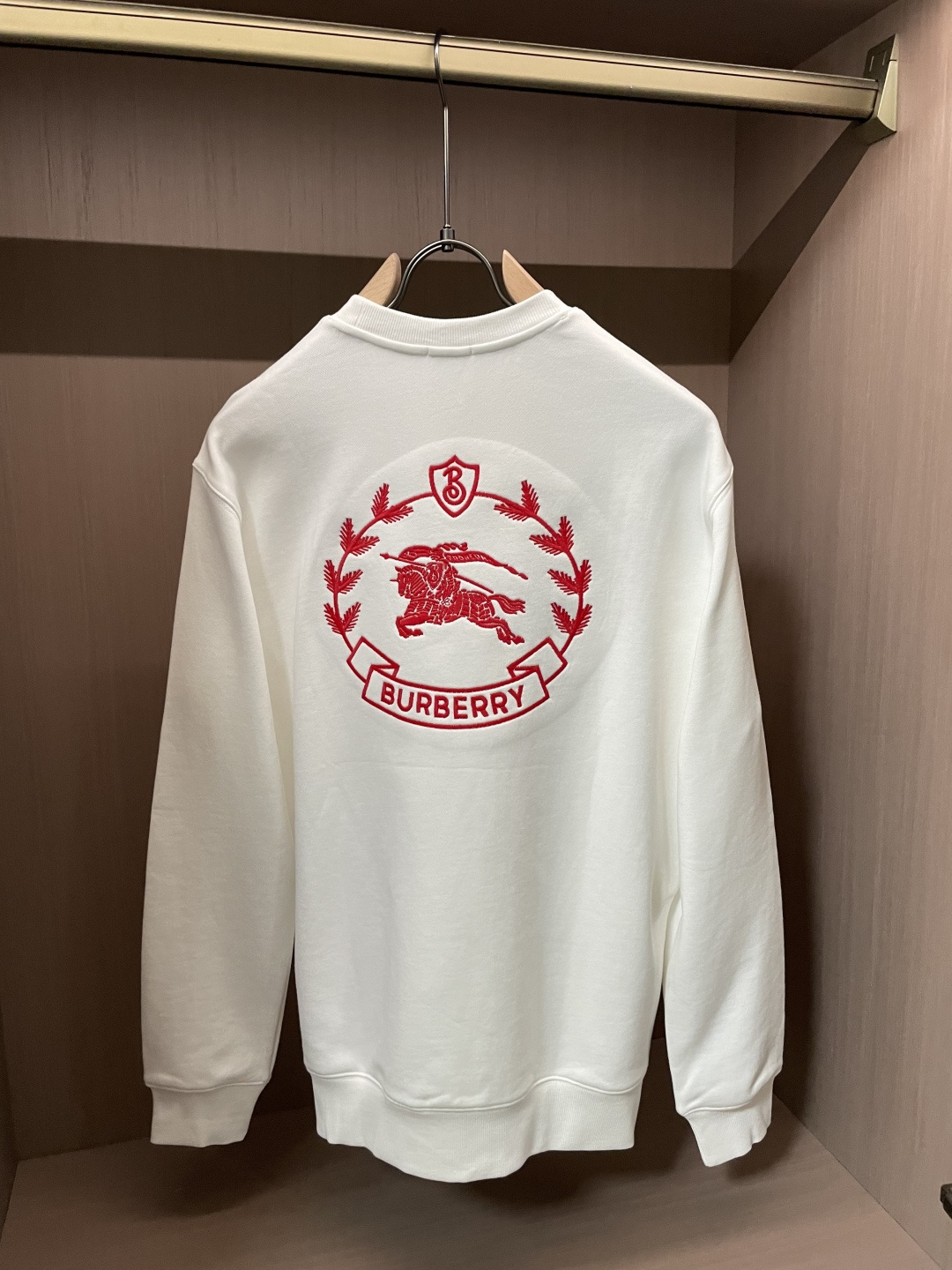 BUR 套头圆领卫衣;经典套头男女同款,简约大气系列单品,低调奢华大气百搭款! 卫衣选用客供100%高克重棉质面料精制 BUR 套头圆领卫衣;经典套头男女同款,简约大气系列单品,低调奢华大气百搭款! 卫衣选用客供100%高克重棉质面料精制