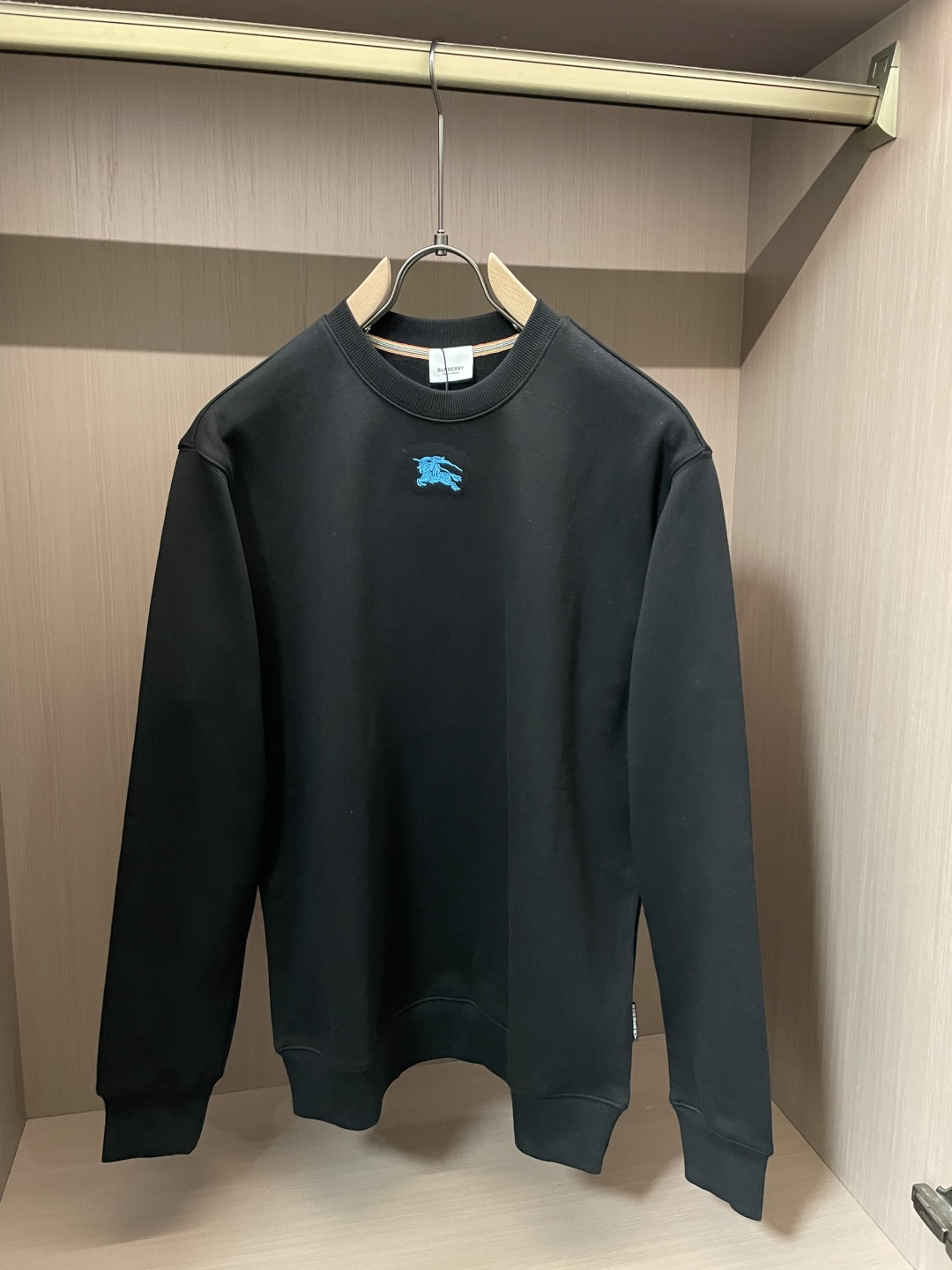 BUR  套头圆领卫衣；经典套头男女同款，简约大气系列单品，低调奢华大气百搭款！ 卫衣选用客供100%高克重棉质面料精制