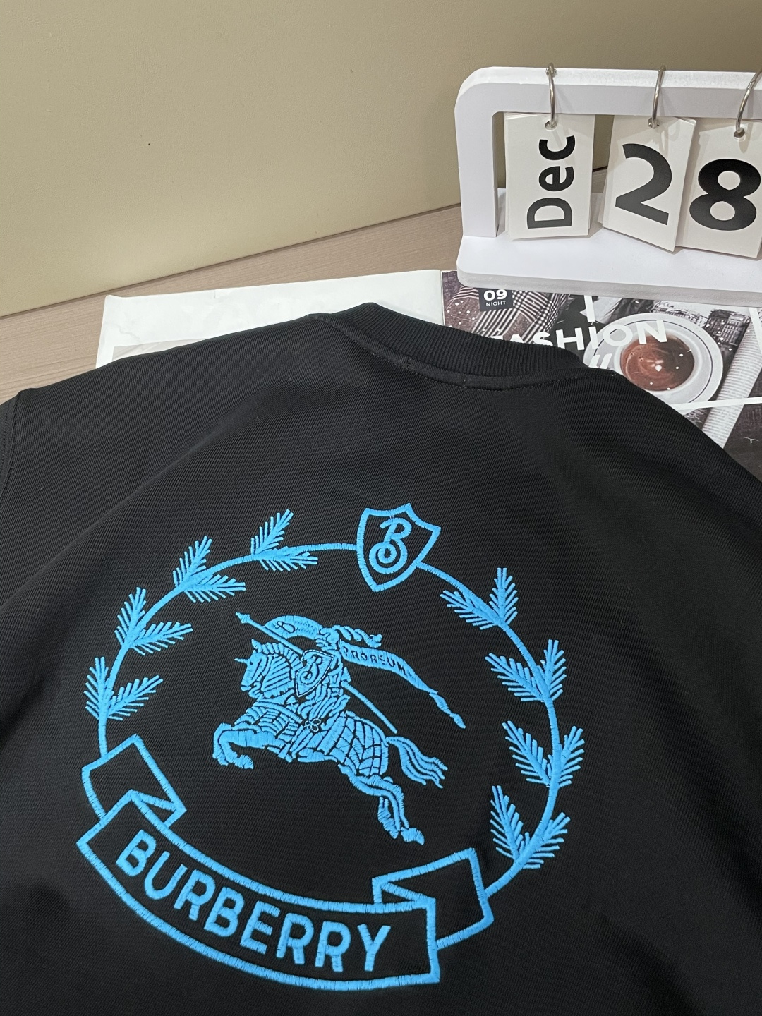 BUR 套头圆领卫衣;经典套头男女同款,简约大气系列单品,低调奢华大气百搭款! 卫衣选用客供100%高克重棉质面料精制 BUR 套头圆领卫衣;经典套头男女同款,简约大气系列单品,低调奢华大气百搭款! 卫衣选用客供100%高克重棉质面料精制