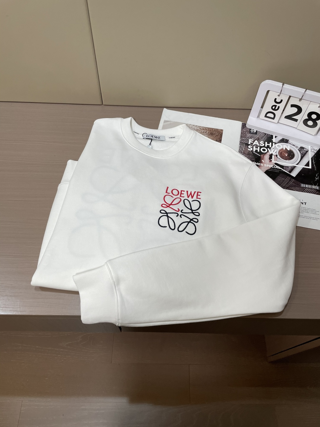 Loewe 套头圆领卫衣;经典套头男女同款,简约大气系列单品,低调奢华大气百搭款! 卫衣选用客供100%高克重棉质面料 Loewe 套头圆领卫衣;经典套头男女同款,简约大气系列单品,低调奢华大气百搭款! 卫衣选用客供100%高克重棉质面料