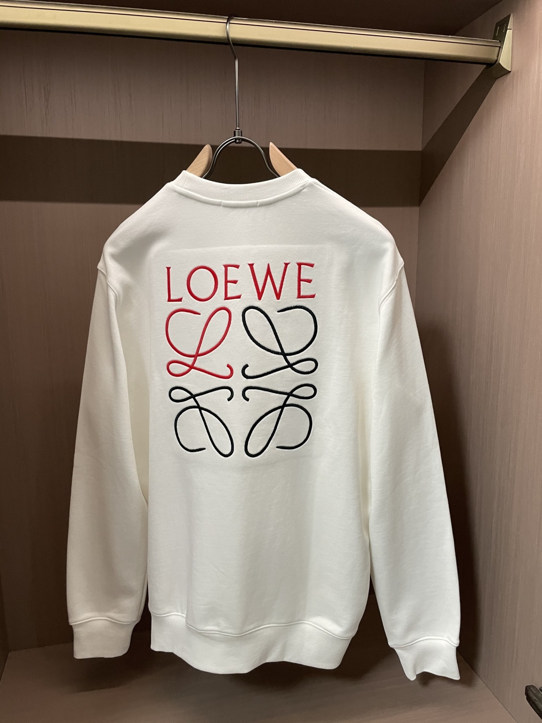 Loewe 套头圆领卫衣;经典套头男女同款,简约大气系列单品,低调奢华大气百搭款! 卫衣选用客供100%高克重棉质面料 Loewe 套头圆领卫衣;经典套头男女同款,简约大气系列单品,低调奢华大气百搭款! 卫衣选用客供100%高克重棉质面料