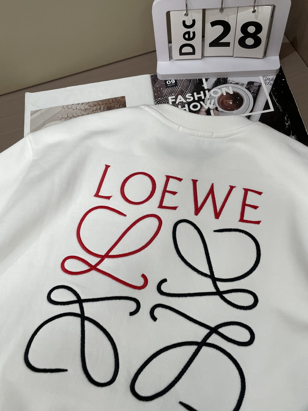 Loewe 套头圆领卫衣;经典套头男女同款,简约大气系列单品,低调奢华大气百搭款! 卫衣选用客供100%高克重棉质面料 Loewe 套头圆领卫衣;经典套头男女同款,简约大气系列单品,低调奢华大气百搭款! 卫衣选用客供100%高克重棉质面料