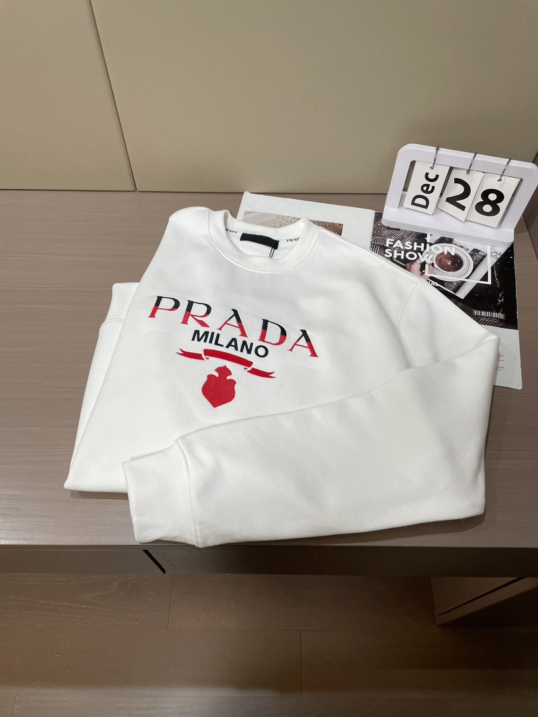 Prad 套头圆领卫衣;经典套头男女同款,简约大气系列单品,低调奢华大气百搭款! 卫衣选用客供100%高克重棉质面料精制 Prad 套头圆领卫衣;经典套头男女同款,简约大气系列单品,低调奢华大气百搭款! 卫衣选用客供100%高克重棉质面料精制