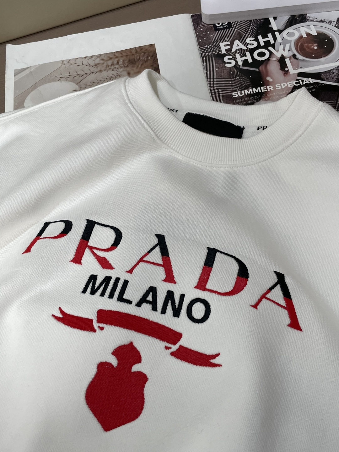 Prad 套头圆领卫衣;经典套头男女同款,简约大气系列单品,低调奢华大气百搭款! 卫衣选用客供100%高克重棉质面料精制 Prad 套头圆领卫衣;经典套头男女同款,简约大气系列单品,低调奢华大气百搭款! 卫衣选用客供100%高克重棉质面料精制