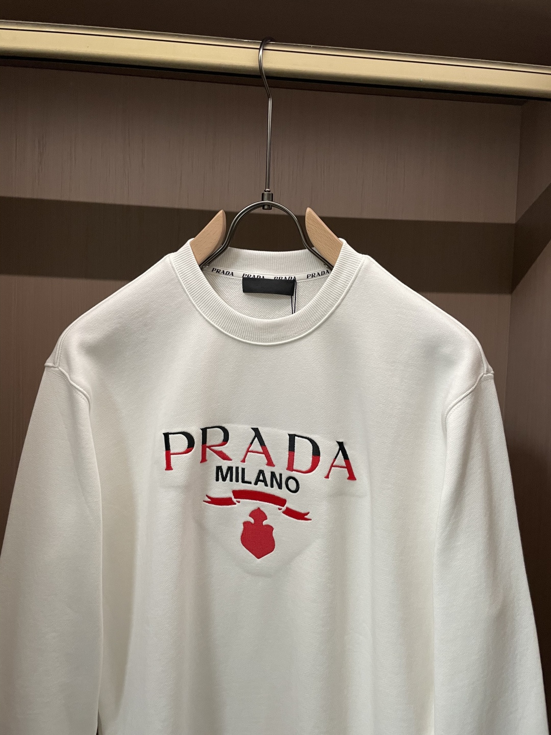 Prad 套头圆领卫衣;经典套头男女同款,简约大气系列单品,低调奢华大气百搭款! 卫衣选用客供100%高克重棉质面料精制 Prad 套头圆领卫衣;经典套头男女同款,简约大气系列单品,低调奢华大气百搭款! 卫衣选用客供100%高克重棉质面料精制