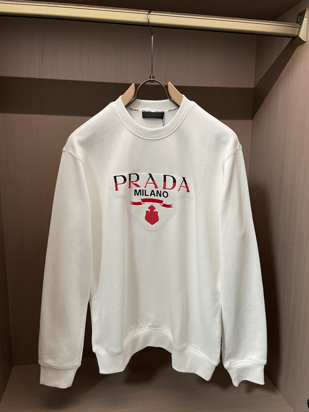 Prad 套头圆领卫衣；经典套头男女同款，简约大气系列单品，低调奢华大气百搭款！ 卫衣选用客供100%高克重棉质面料精制