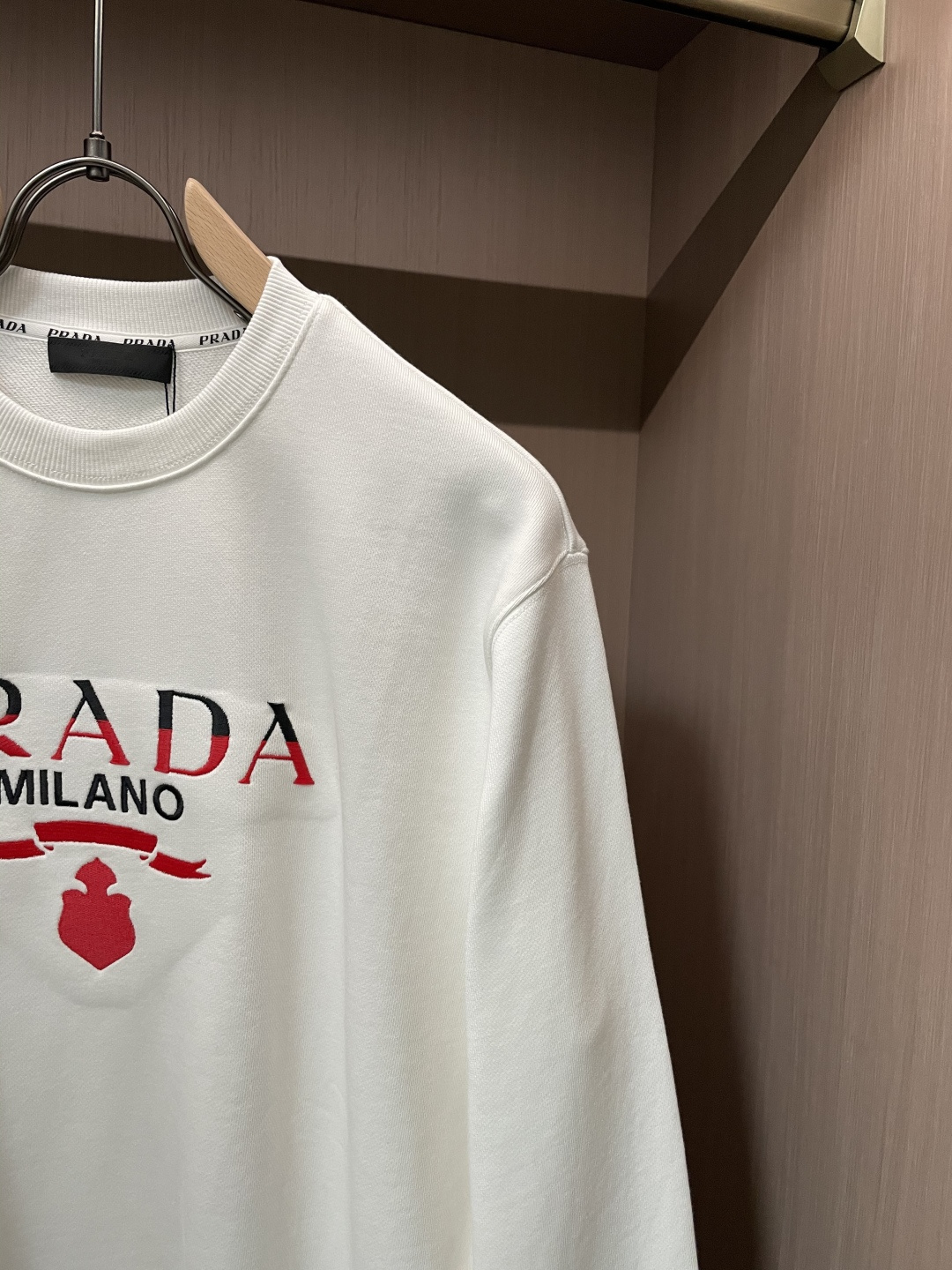 Prad 套头圆领卫衣;经典套头男女同款,简约大气系列单品,低调奢华大气百搭款! 卫衣选用客供100%高克重棉质面料精制 Prad 套头圆领卫衣;经典套头男女同款,简约大气系列单品,低调奢华大气百搭款! 卫衣选用客供100%高克重棉质面料精制
