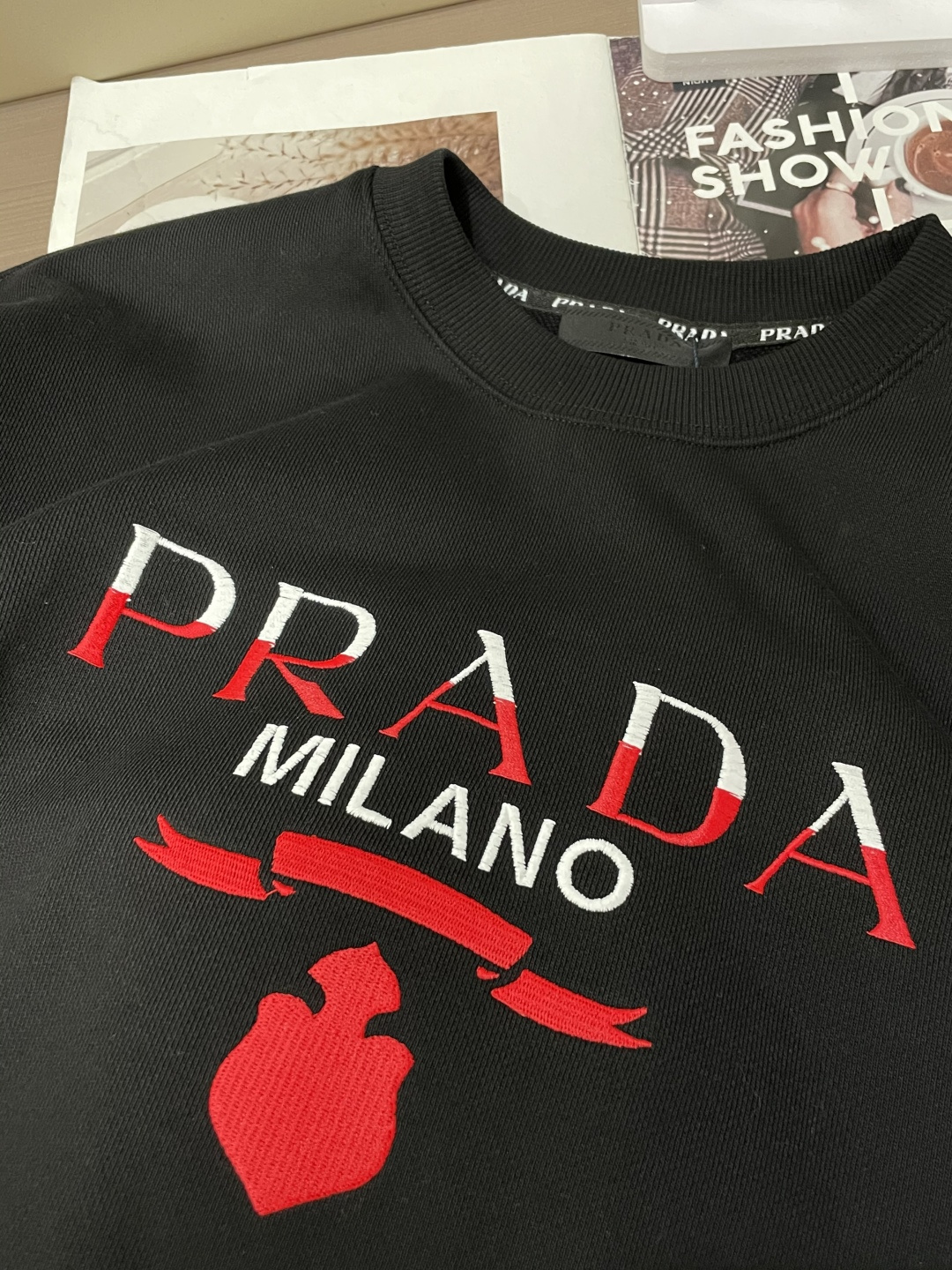 Prad 套头圆领卫衣;经典套头男女同款,简约大气系列单品,低调奢华大气百搭款! 卫衣选用客供100%高克重棉质面料精制 Prad 套头圆领卫衣;经典套头男女同款,简约大气系列单品,低调奢华大气百搭款! 卫衣选用客供100%高克重棉质面料精制