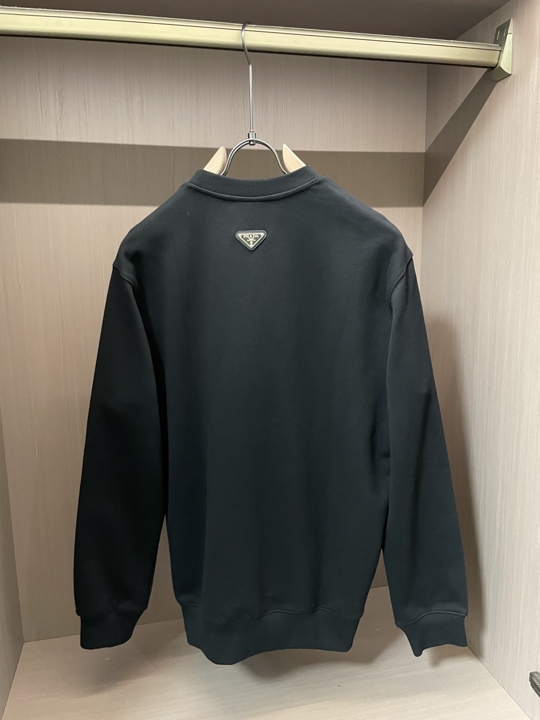Prad 套头圆领卫衣;经典套头男女同款,简约大气系列单品,低调奢华大气百搭款! 卫衣选用客供100%高克重棉质面料精制 Prad 套头圆领卫衣;经典套头男女同款,简约大气系列单品,低调奢华大气百搭款! 卫衣选用客供100%高克重棉质面料精制