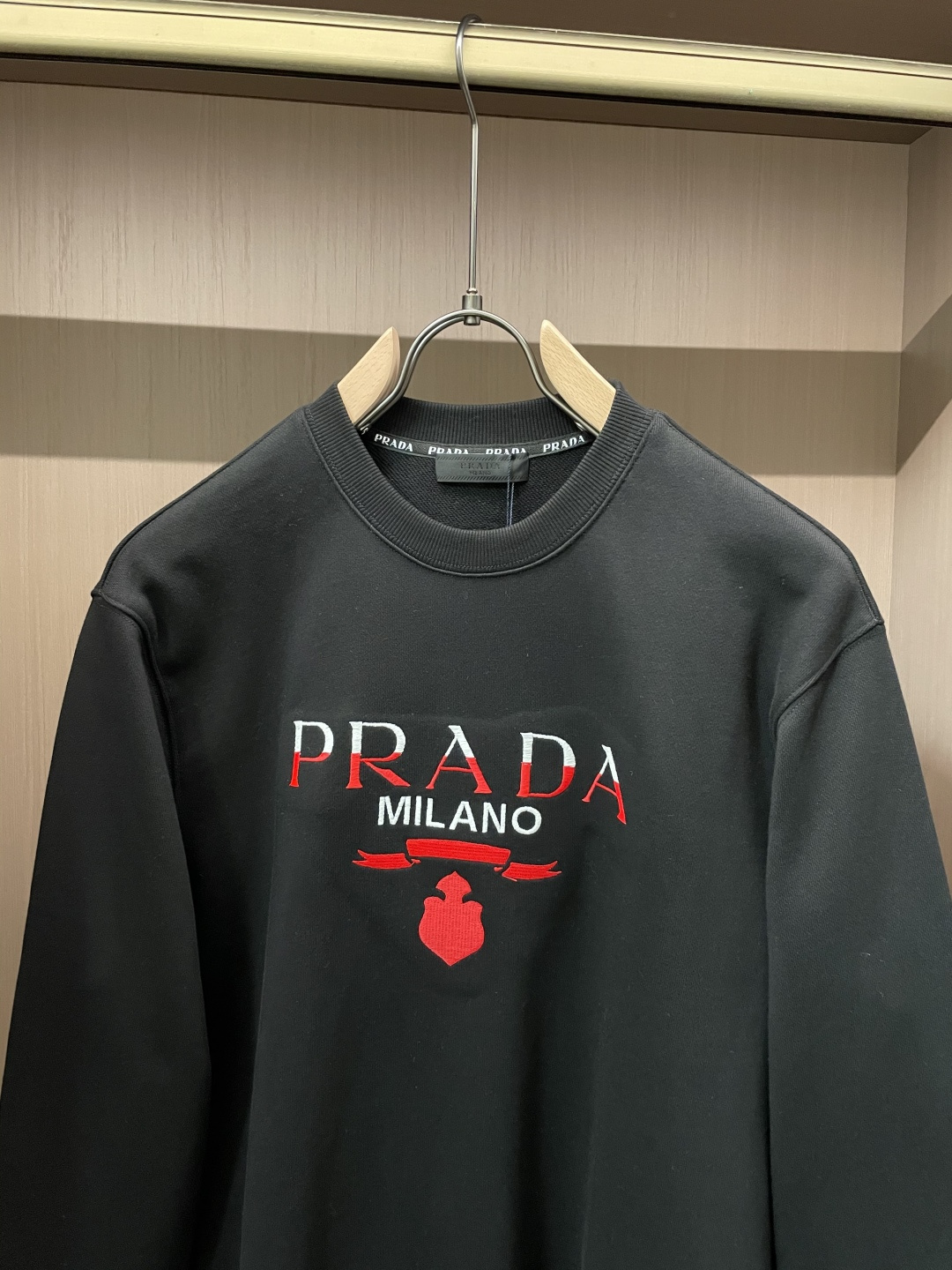Prad 套头圆领卫衣;经典套头男女同款,简约大气系列单品,低调奢华大气百搭款! 卫衣选用客供100%高克重棉质面料精制 Prad 套头圆领卫衣;经典套头男女同款,简约大气系列单品,低调奢华大气百搭款! 卫衣选用客供100%高克重棉质面料精制