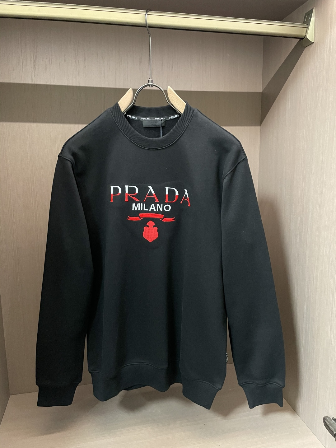 Prad 套头圆领卫衣；经典套头男女同款，简约大气系列单品，低调奢华大气百搭款！ 卫衣选用客供100%高克重棉质面料精制