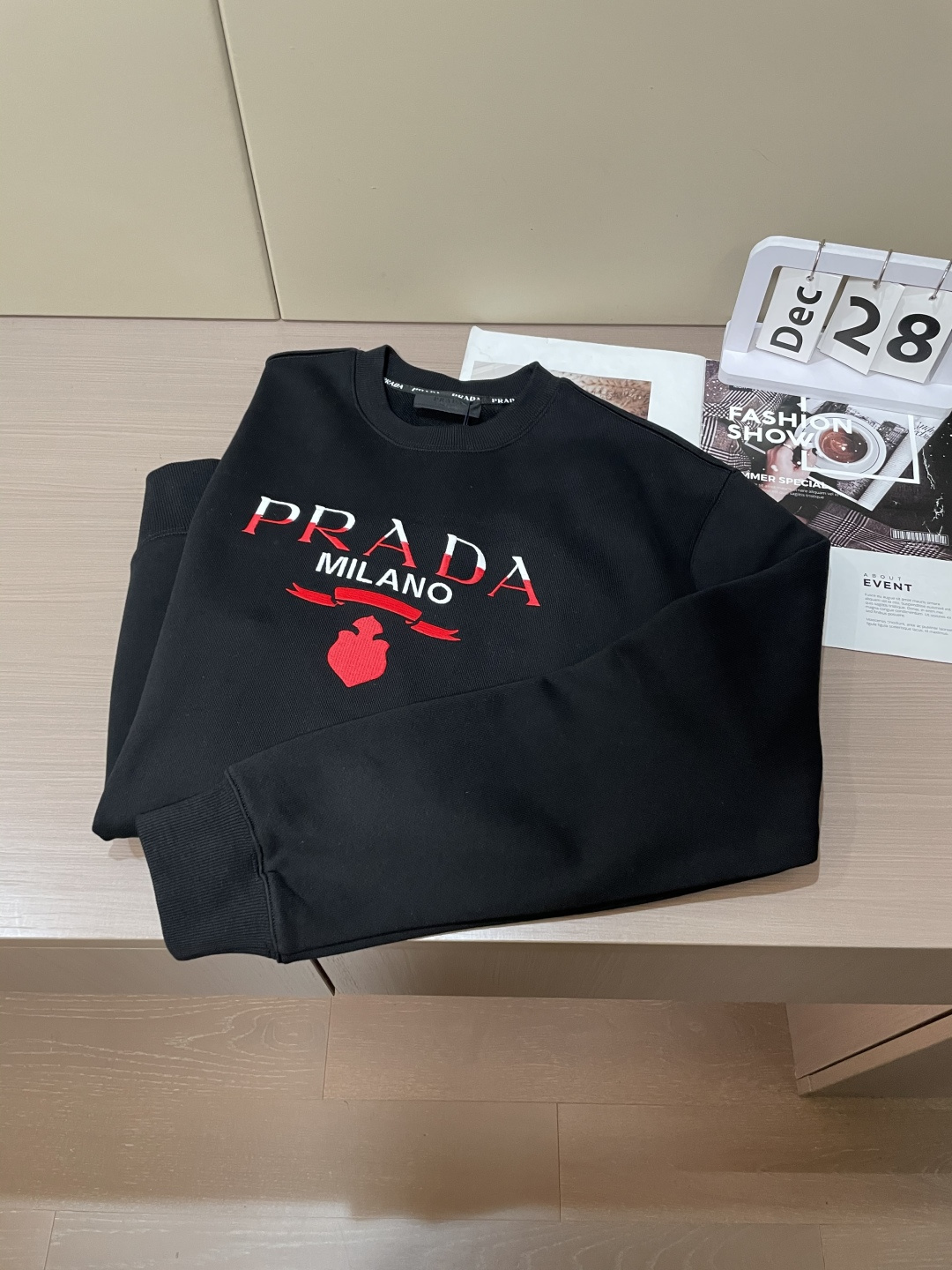 Prad 套头圆领卫衣;经典套头男女同款,简约大气系列单品,低调奢华大气百搭款! 卫衣选用客供100%高克重棉质面料精制 Prad 套头圆领卫衣;经典套头男女同款,简约大气系列单品,低调奢华大气百搭款! 卫衣选用客供100%高克重棉质面料精制