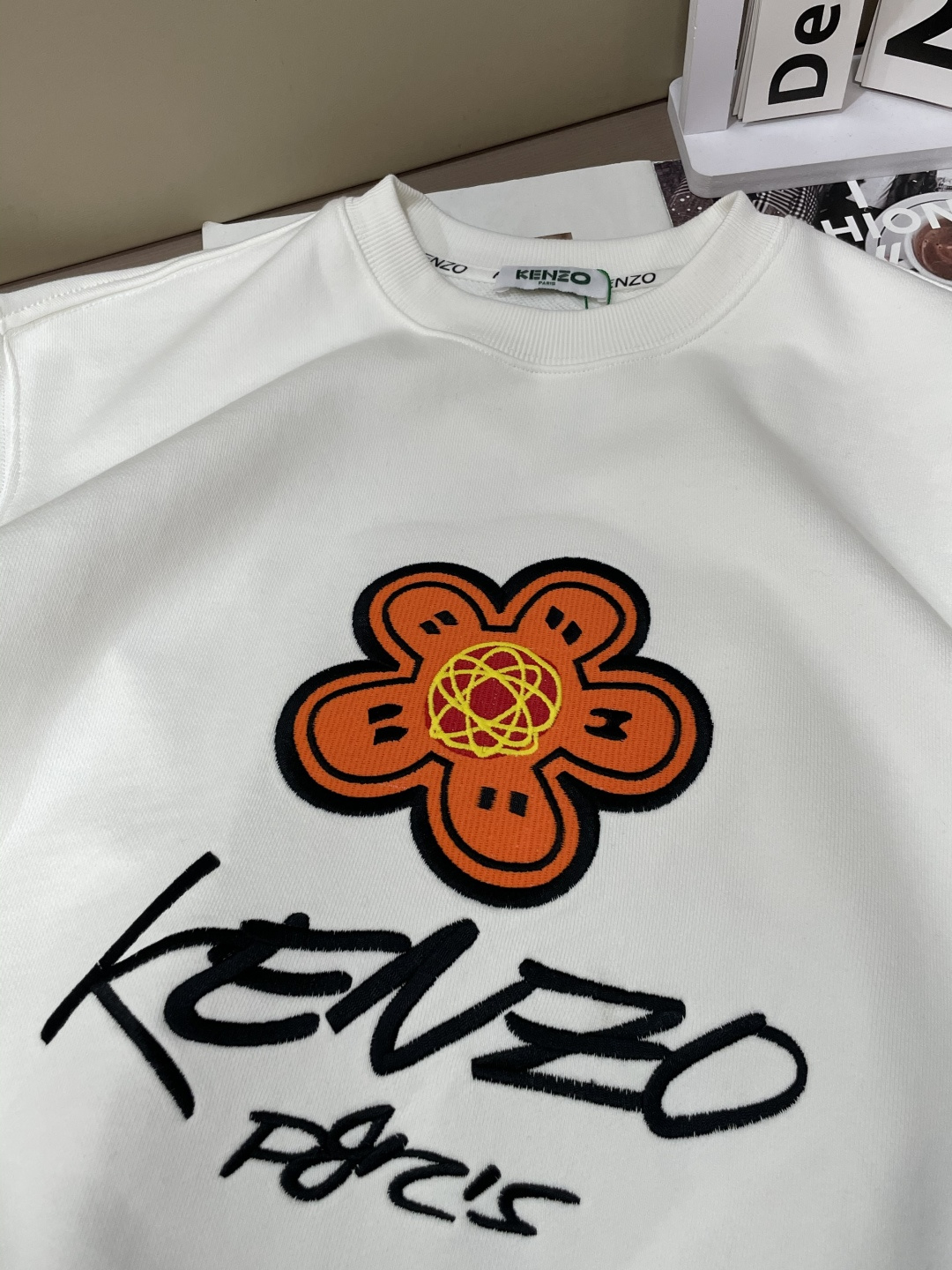 Kenzo 套头圆领卫衣;经典套头男女同款,简约大气系列单品,低调奢华大气百搭款! 卫衣选用客供100%高克重棉质面料 Kenzo 套头圆领卫衣;经典套头男女同款,简约大气系列单品,低调奢华大气百搭款! 卫衣选用客供100%高克重棉质面料