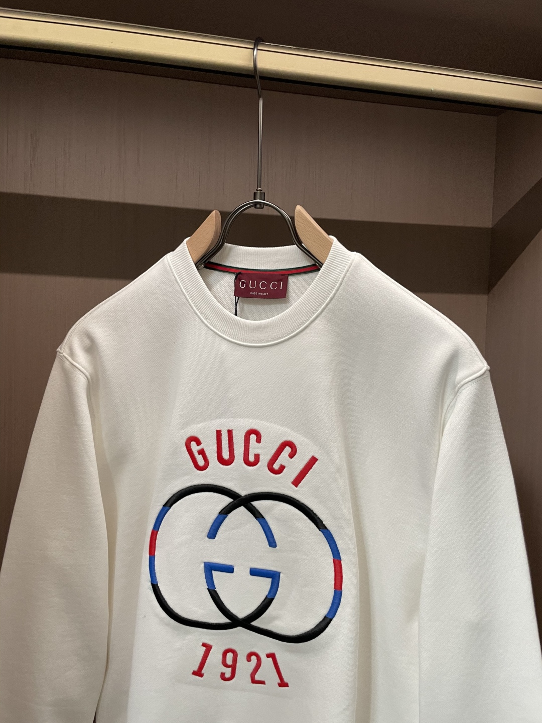 GUCC 套头圆领卫衣;经典套头男女同款,简约大气系列单品,低调奢华大气百搭款! 卫衣选用客供100%高克重棉质面料精制 GUCC 套头圆领卫衣;经典套头男女同款,简约大气系列单品,低调奢华大气百搭款! 卫衣选用客供100%高克重棉质面料精制