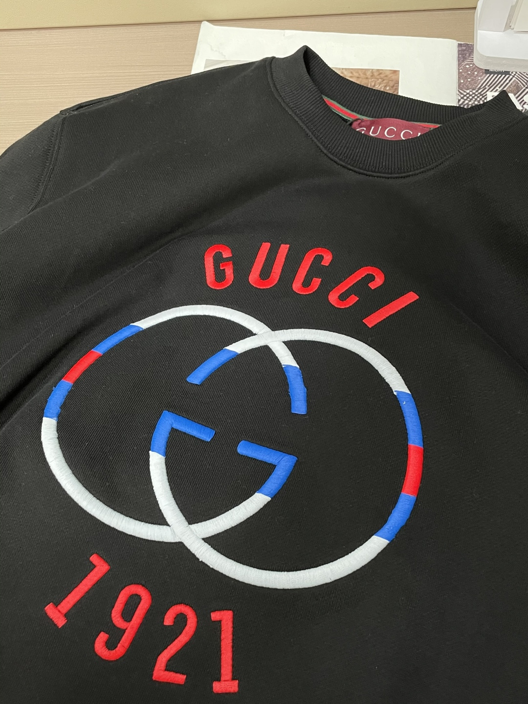 GUCC 套头圆领卫衣;经典套头男女同款,简约大气系列单品,低调奢华大气百搭款! 卫衣选用客供100%高克重棉质面料精制 GUCC 套头圆领卫衣;经典套头男女同款,简约大气系列单品,低调奢华大气百搭款! 卫衣选用客供100%高克重棉质面料精制