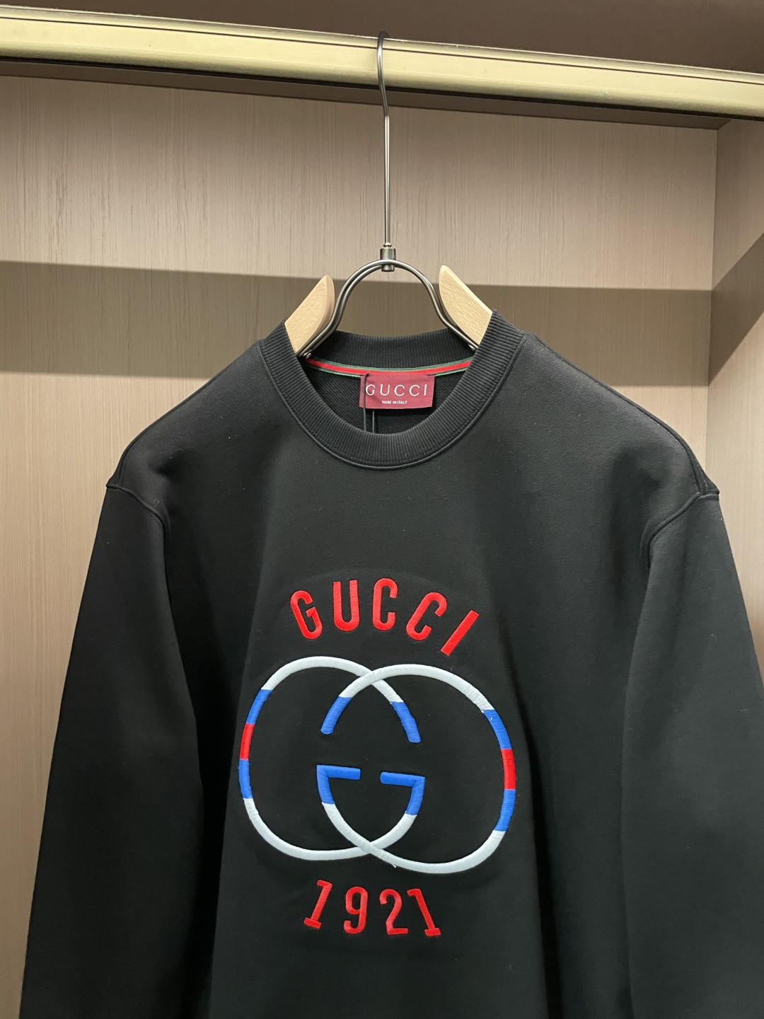 GUCC 套头圆领卫衣;经典套头男女同款,简约大气系列单品,低调奢华大气百搭款! 卫衣选用客供100%高克重棉质面料精制 GUCC 套头圆领卫衣;经典套头男女同款,简约大气系列单品,低调奢华大气百搭款! 卫衣选用客供100%高克重棉质面料精制