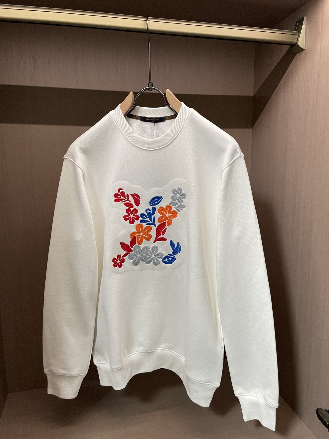 Lv  套头圆领卫衣；经典套头男女同款，简约大气系列单品，低调奢华大气百搭款！ 卫衣选用客供100%高克重棉质面料精制而