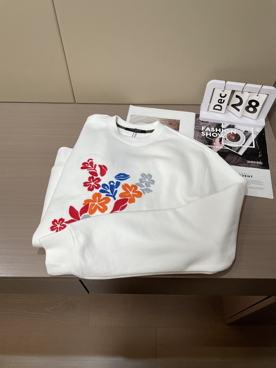 Lv 套头圆领卫衣;经典套头男女同款,简约大气系列单品,低调奢华大气百搭款! 卫衣选用客供100%高克重棉质面料精制而 Lv 套头圆领卫衣;经典套头男女同款,简约大气系列单品,低调奢华大气百搭款! 卫衣选用客供100%高克重棉质面料精制而
