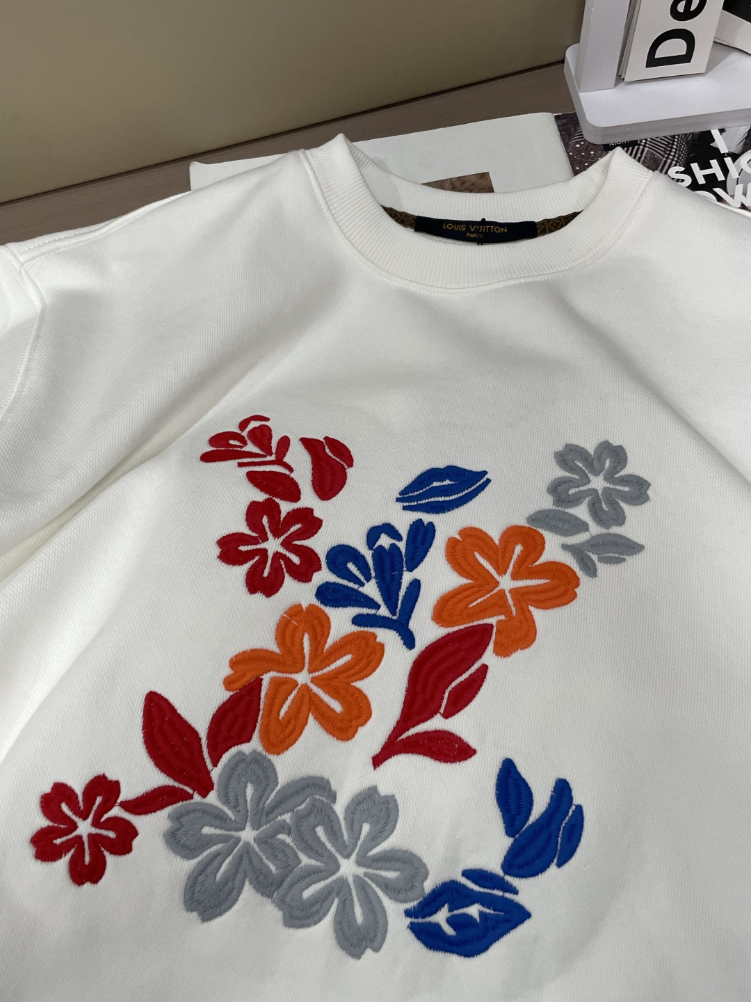 Lv 套头圆领卫衣;经典套头男女同款,简约大气系列单品,低调奢华大气百搭款! 卫衣选用客供100%高克重棉质面料精制而 Lv 套头圆领卫衣;经典套头男女同款,简约大气系列单品,低调奢华大气百搭款! 卫衣选用客供100%高克重棉质面料精制而