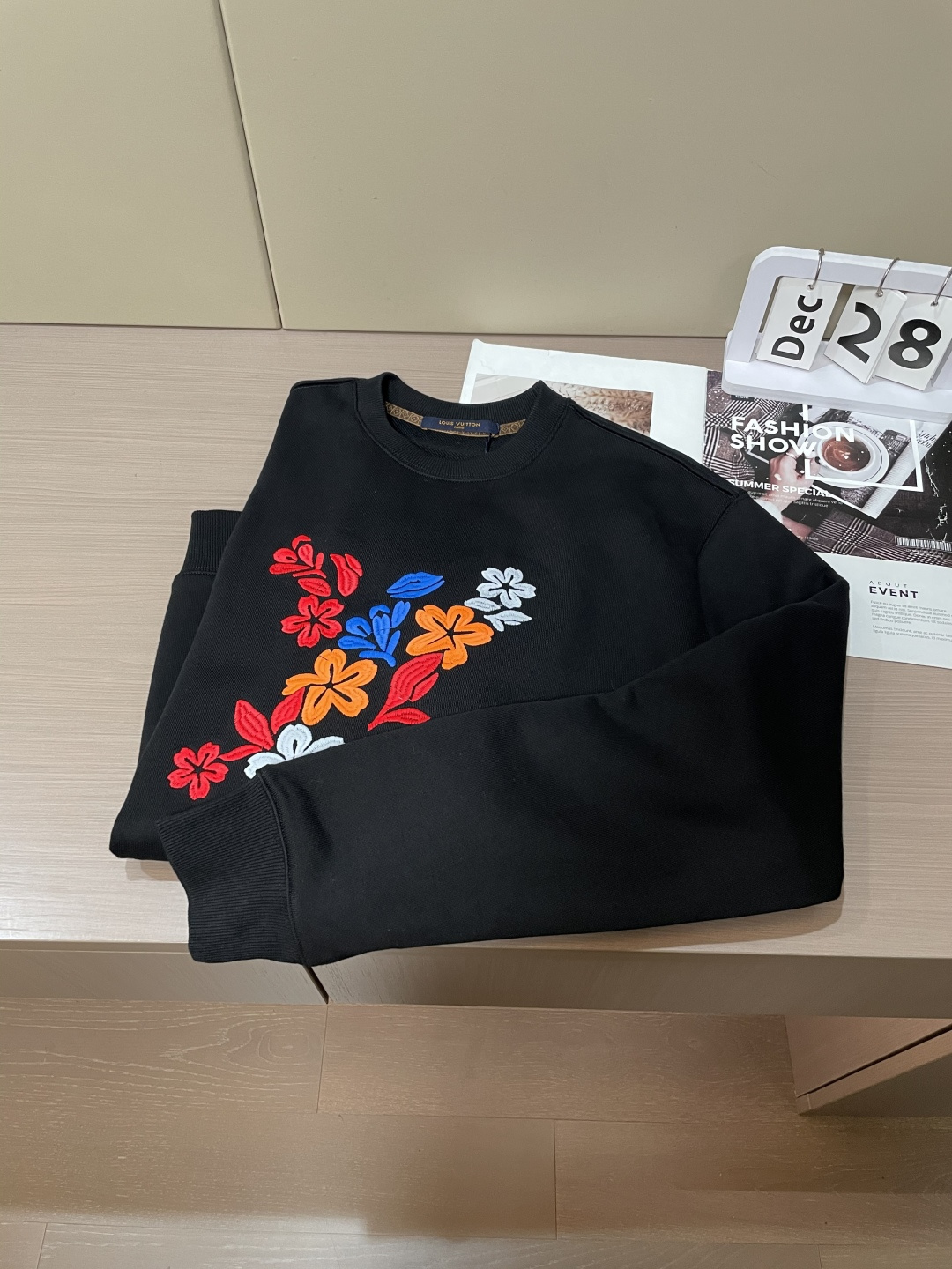 Lv 套头圆领卫衣;经典套头男女同款,简约大气系列单品,低调奢华大气百搭款! 卫衣选用客供100%高克重棉质面料精制而 Lv 套头圆领卫衣;经典套头男女同款,简约大气系列单品,低调奢华大气百搭款! 卫衣选用客供100%高克重棉质面料精制而
