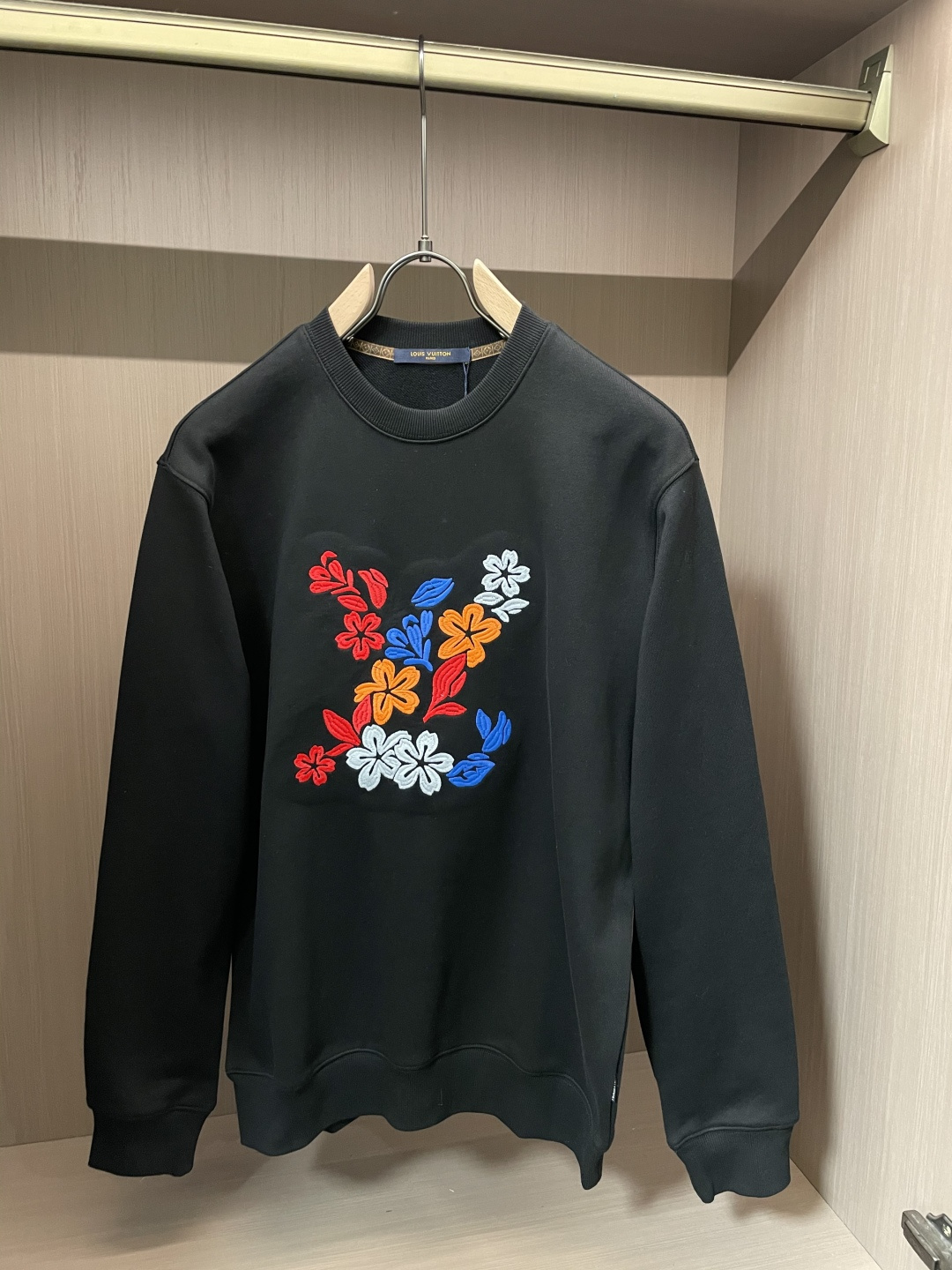 Lv  套头圆领卫衣；经典套头男女同款，简约大气系列单品，低调奢华大气百搭款！ 卫衣选用客供100%高克重棉质面料精制而