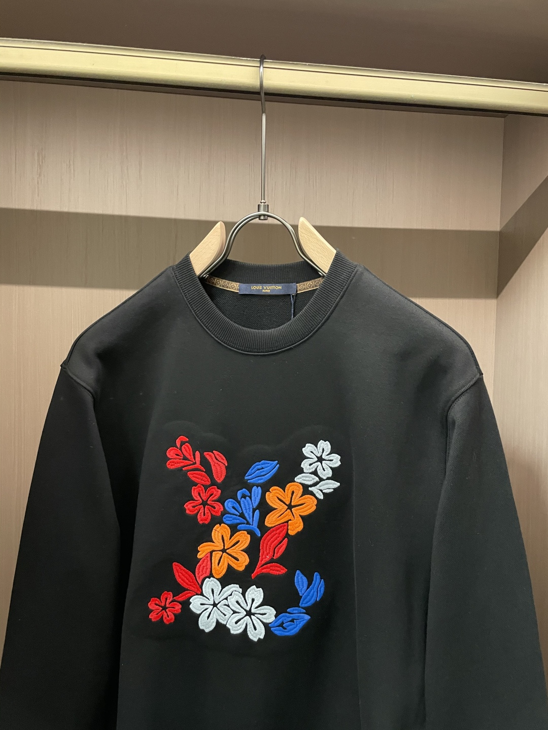 Lv 套头圆领卫衣;经典套头男女同款,简约大气系列单品,低调奢华大气百搭款! 卫衣选用客供100%高克重棉质面料精制而 Lv 套头圆领卫衣;经典套头男女同款,简约大气系列单品,低调奢华大气百搭款! 卫衣选用客供100%高克重棉质面料精制而