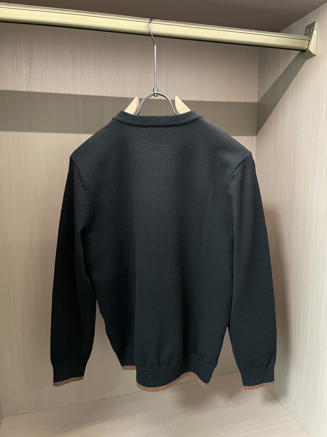 Loro Piana 重磅推荐！aw秋冬新款 专柜同步 时尚经典针织衫 秋冬必备款 采用针织衫加厚毛衣，精致简洁大方 品