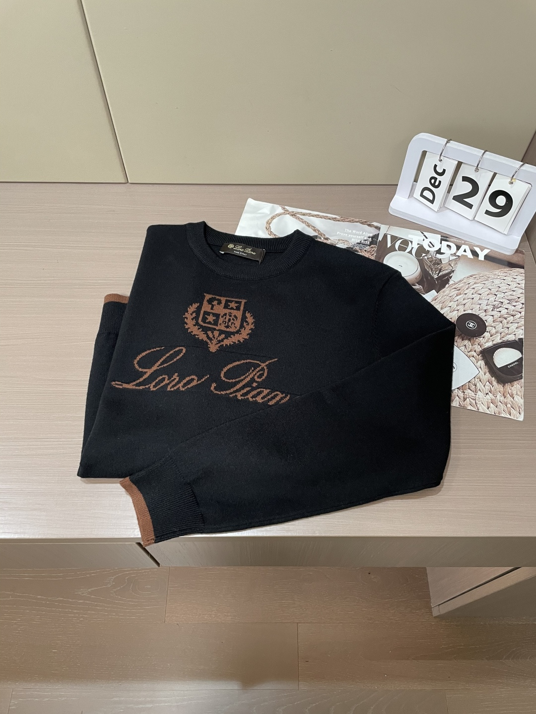 Loro Piana 重磅推荐！aw秋冬新款 专柜同步 时尚经典针织衫 秋冬必备款 采用针织衫加厚毛衣，精致简洁大方 品