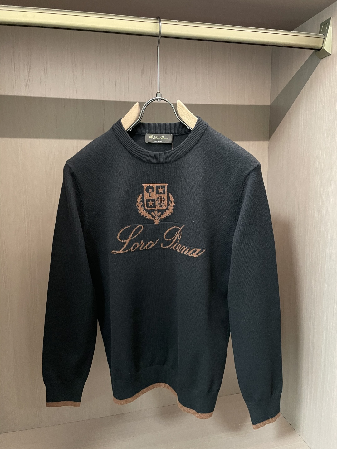 Loro Piana 重磅推荐！aw秋冬新款 专柜同步 时尚经典针织衫 秋冬必备款 采用针织衫加厚毛衣，精致简洁大方 品