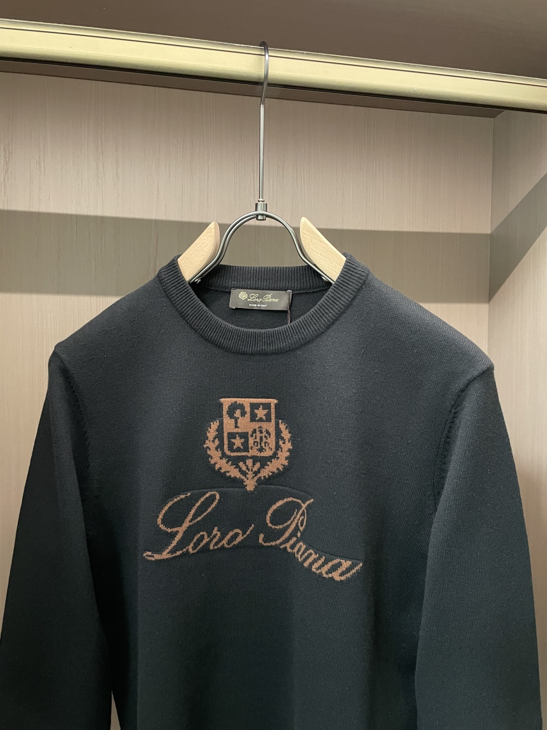 Loro Piana 重磅推荐！aw秋冬新款 专柜同步 时尚经典针织衫 秋冬必备款 采用针织衫加厚毛衣，精致简洁大方 品